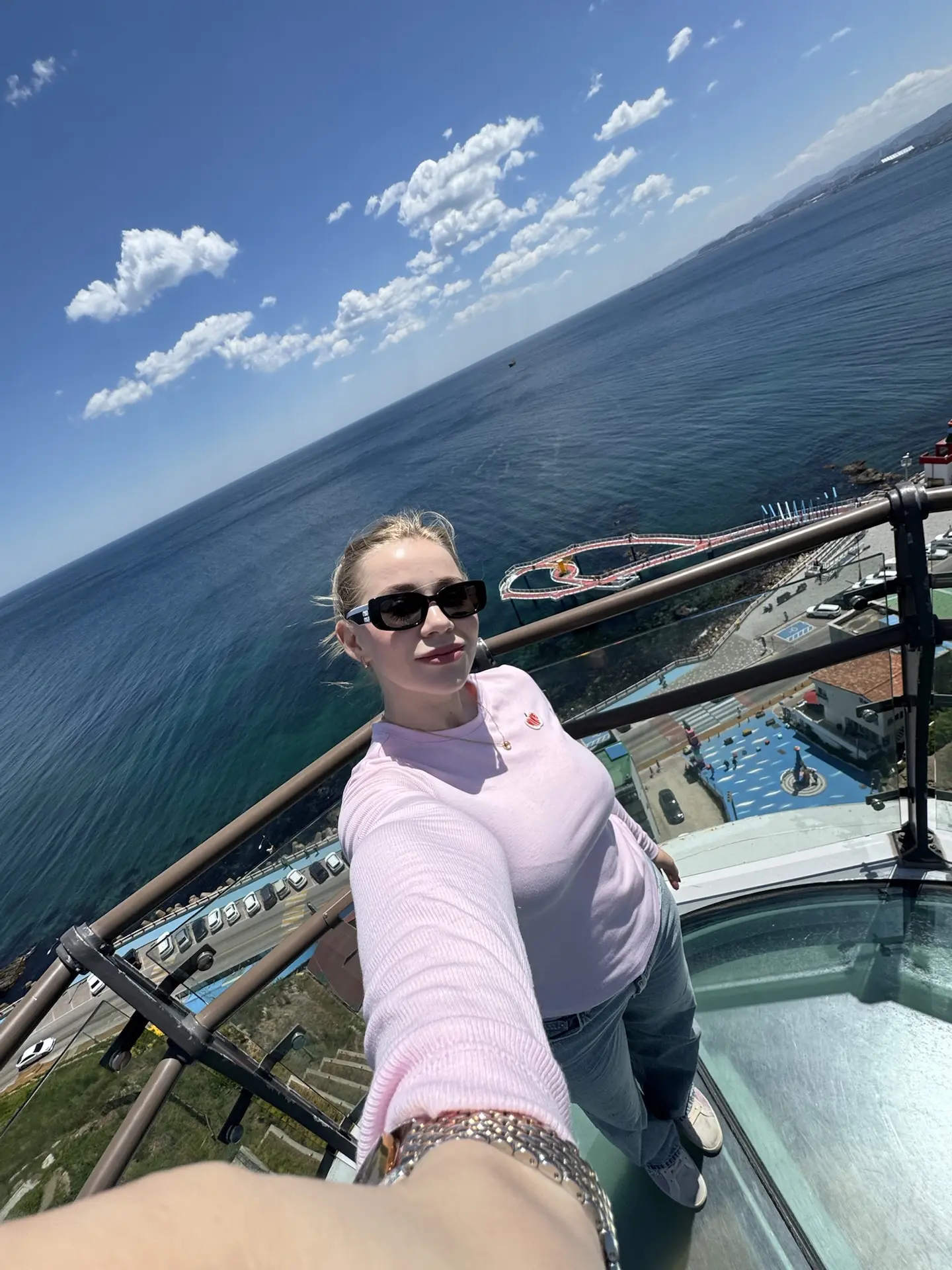 Ну все , мы пошли по местным достопримечательностям ))) Собина сегодня ни в какую в садик не хотела 