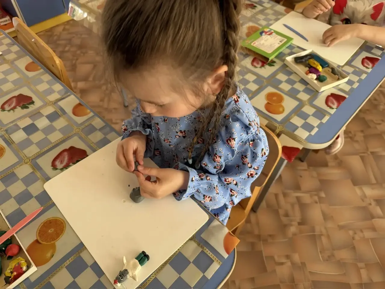 Ребята группы «Умка» 🧸 вместе с воспитателем Божко Н. И. на занятии по лепке «Доктор А...