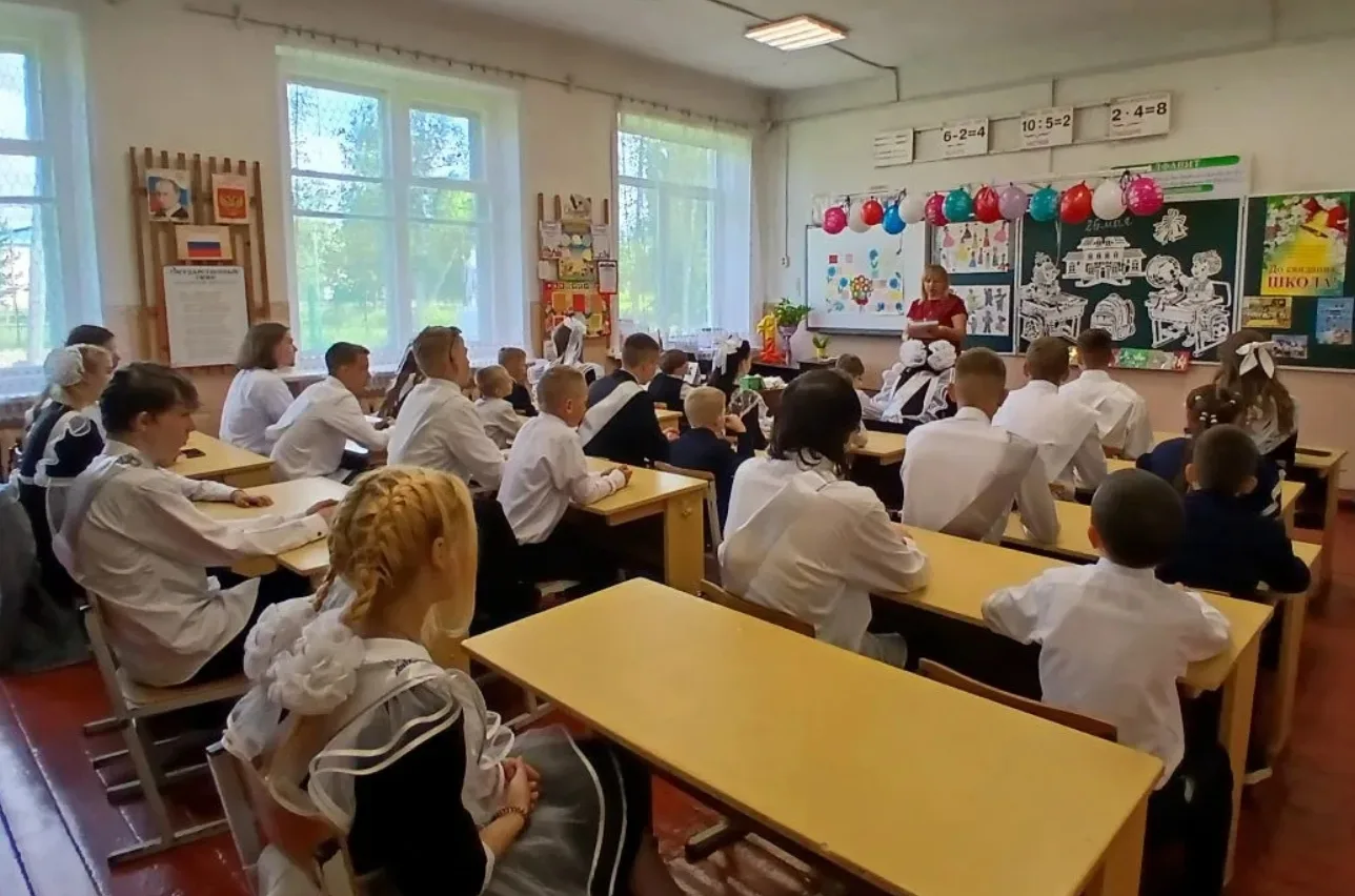 🎓 Последний звонок для выпускников прозвучал сегодня после последнего урока в 9А классе.