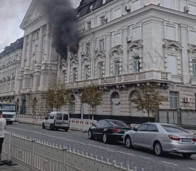 Российский реактивный дрон ударил по зданию СБУ в самом центре Киева.