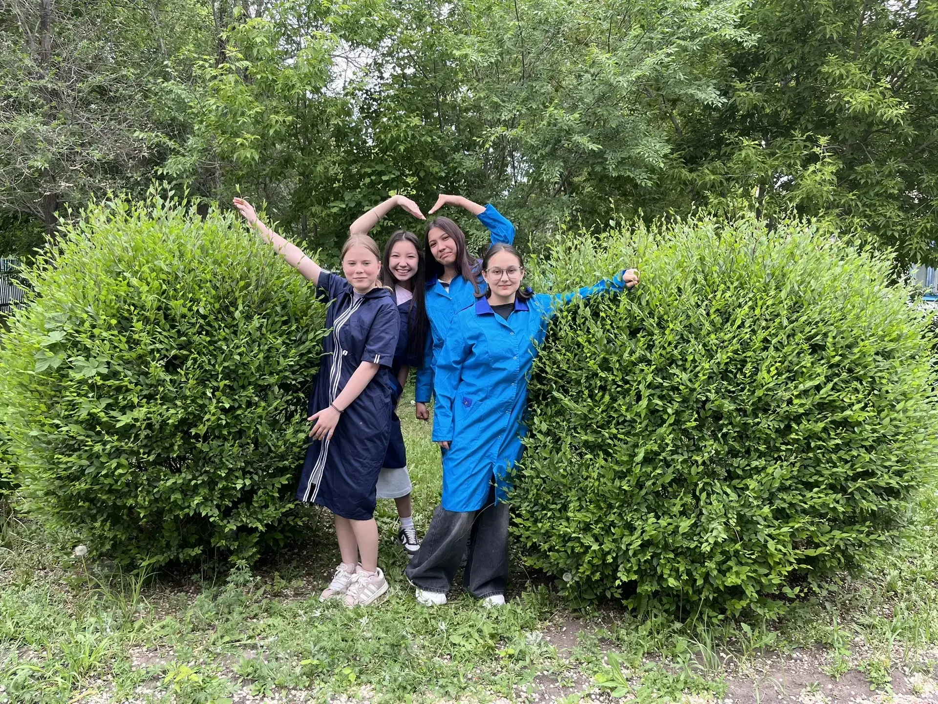 Трудовое звено 🌿

🌐Наши ученики продолжают активно заниматься благоустройством территории школы в 