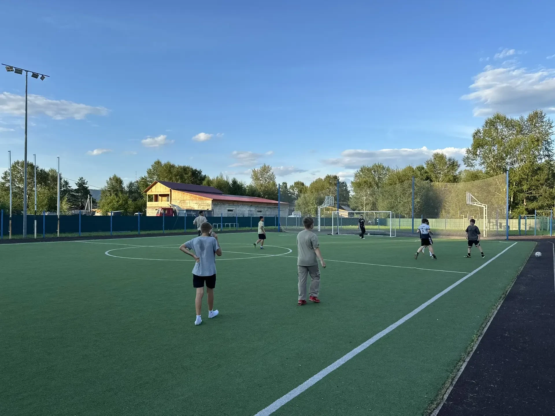 🏀В период летних каникул на стадионе МОАУ СОШ №1 работает площадка «Лето в движении». ...