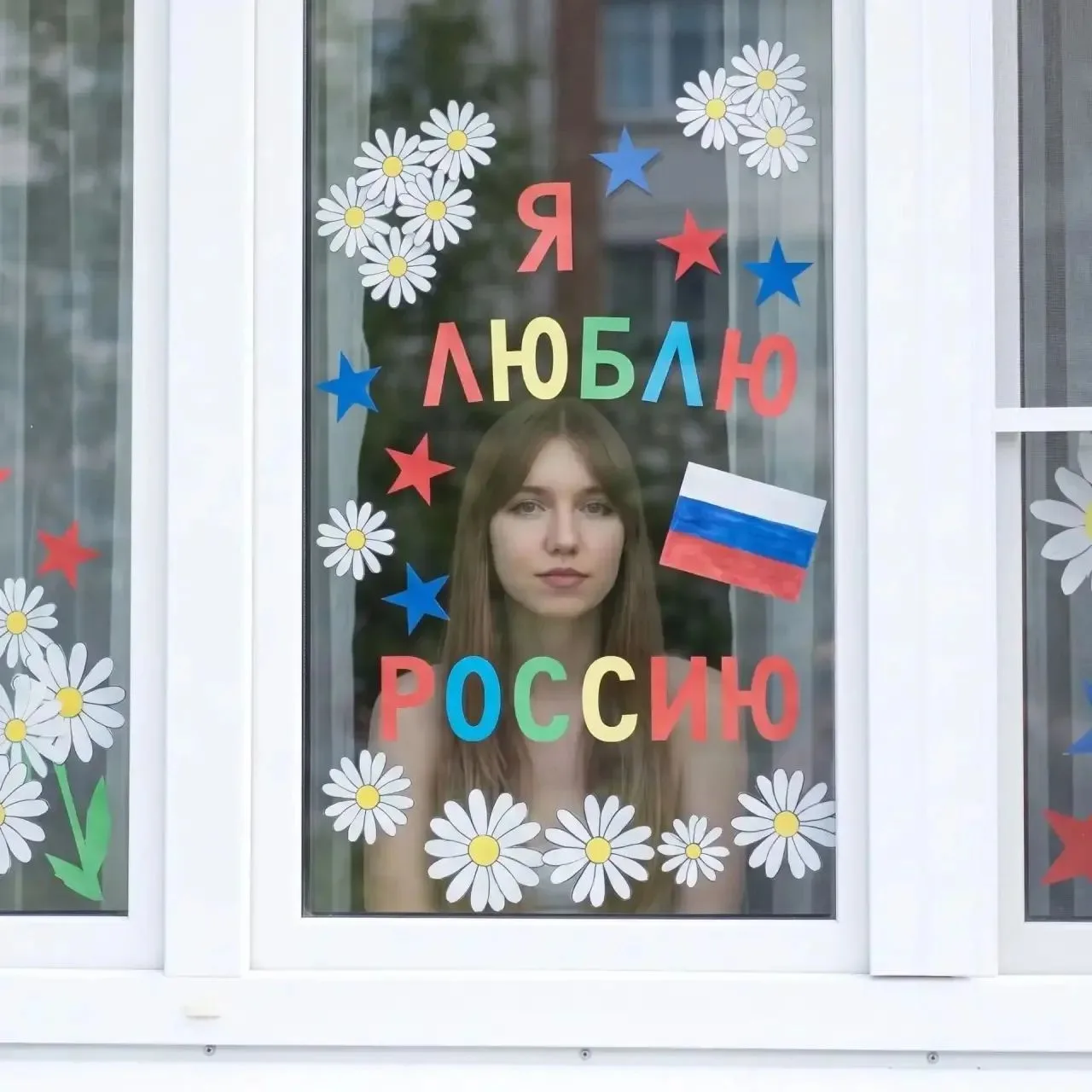 Учащиеся МБОУ гимназии N12 встречают День Государственного флага Российской Федерации с...