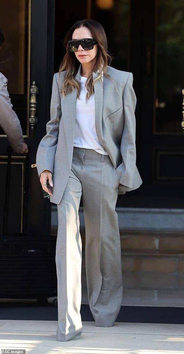 Что носит: Виктория Бекхэм 🤍

Victoria Beckham давно стала иконой минимализма. В её гардеробе редко