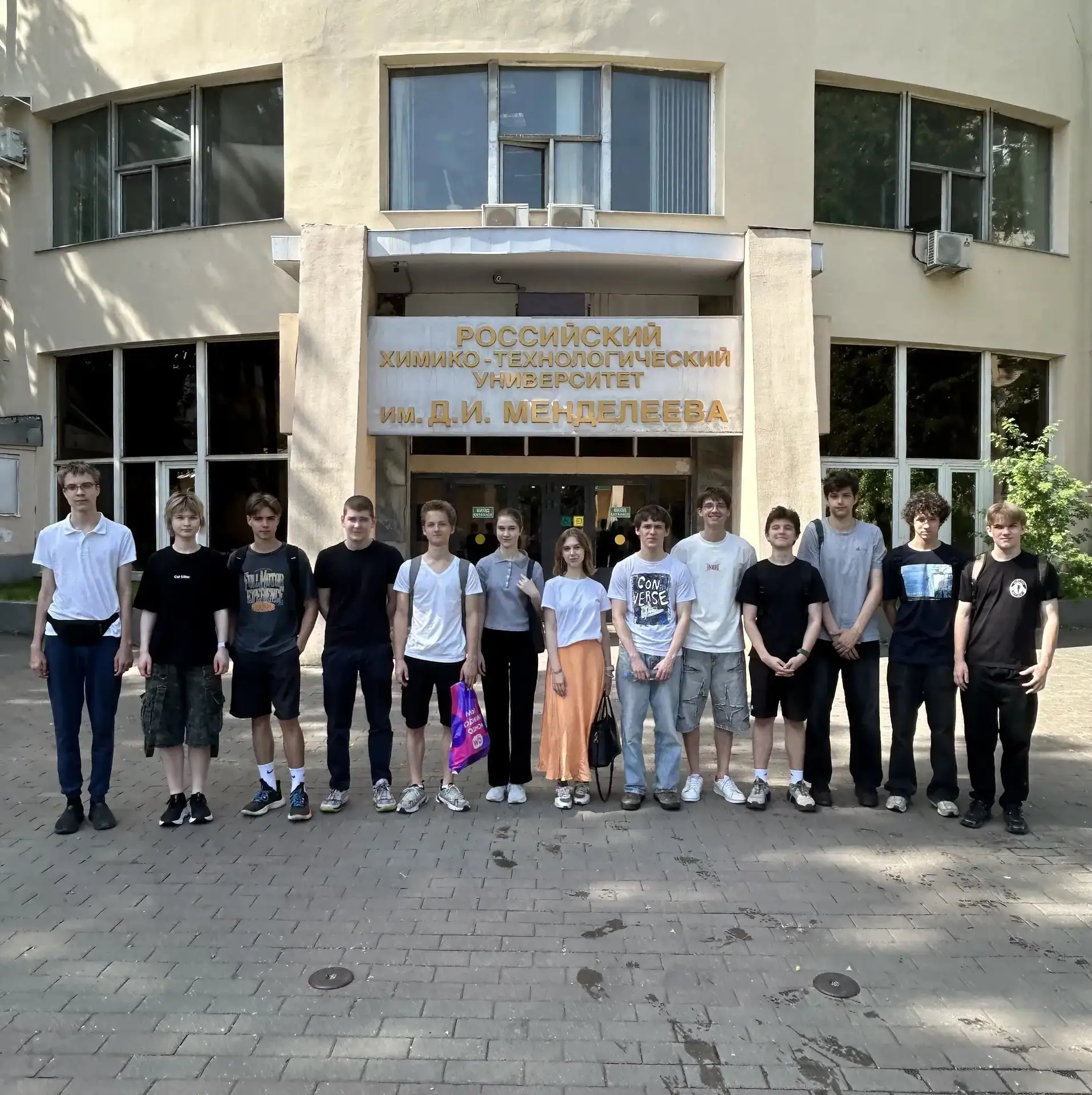 #летняя_профильная_практика
📡 Ученики 10 «А» физико-математического профиля проходят практику на ба