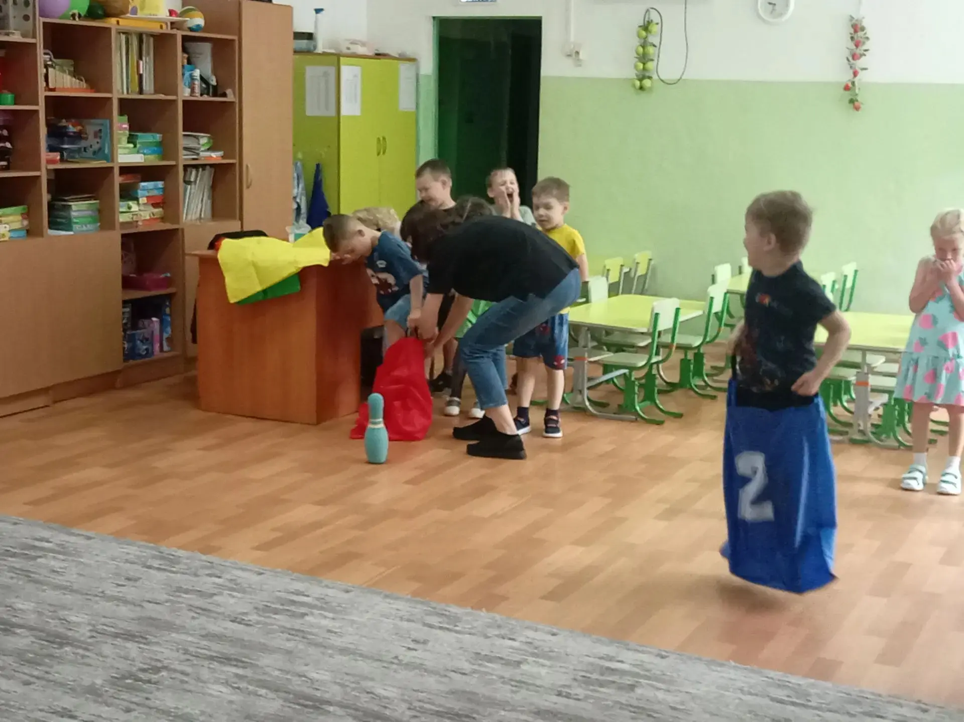 А в дошкольной группе "Росинки" прошли весёлые старты! Дети прыгали на "3-х ногах", передавали эстаф