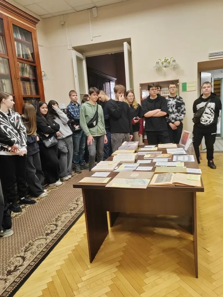 Сегодня 11б и 9б посетили институт путей сообщения, окунулись в атмосферу старинного здания, побывал