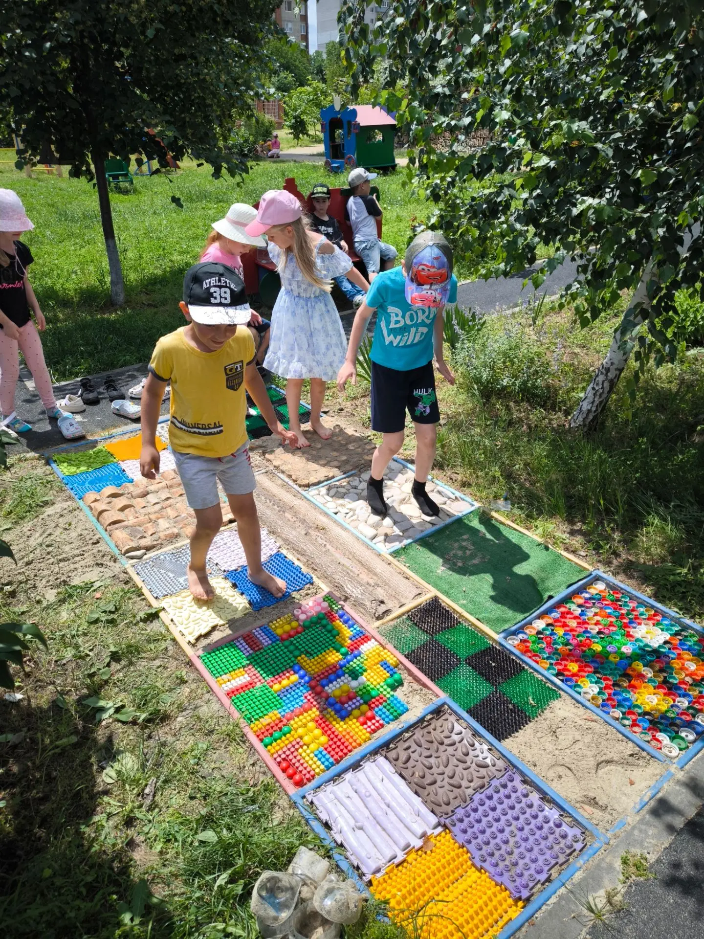 Дорожка здоровья: маленькие шаги к большому здоровью! 👣

Сегодня в МБДОУ 1 "Лучик" между 6 и 7 груп
