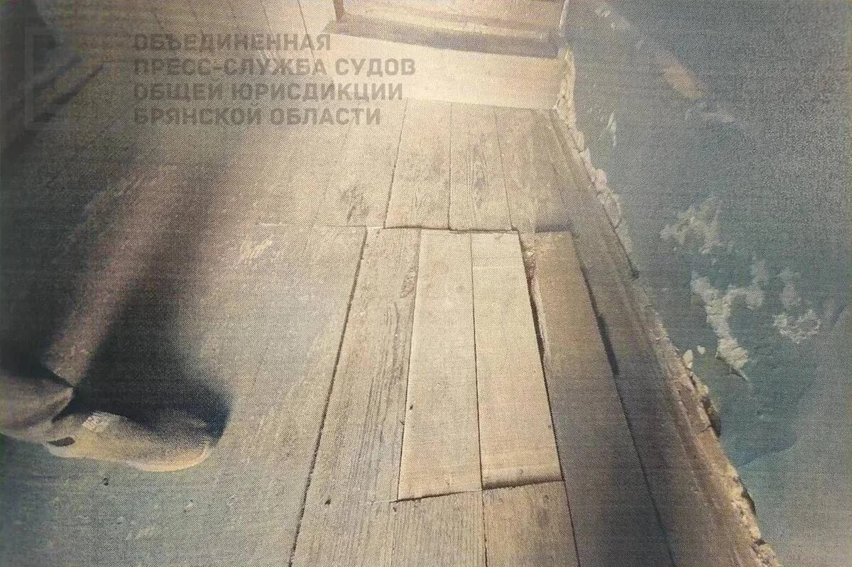 🤯В Локте 12-летний ребенок провалился под пол в подъезде — с управляющей компании взыскали 500 тыся