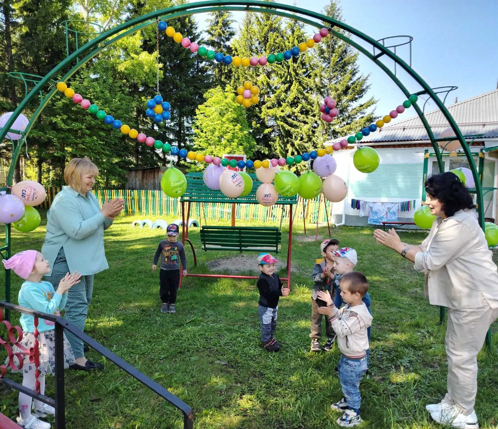 🎈🎈🎈🎈🎈🎈🎈🎈🎈                  В  День защиты детей начинается лето.