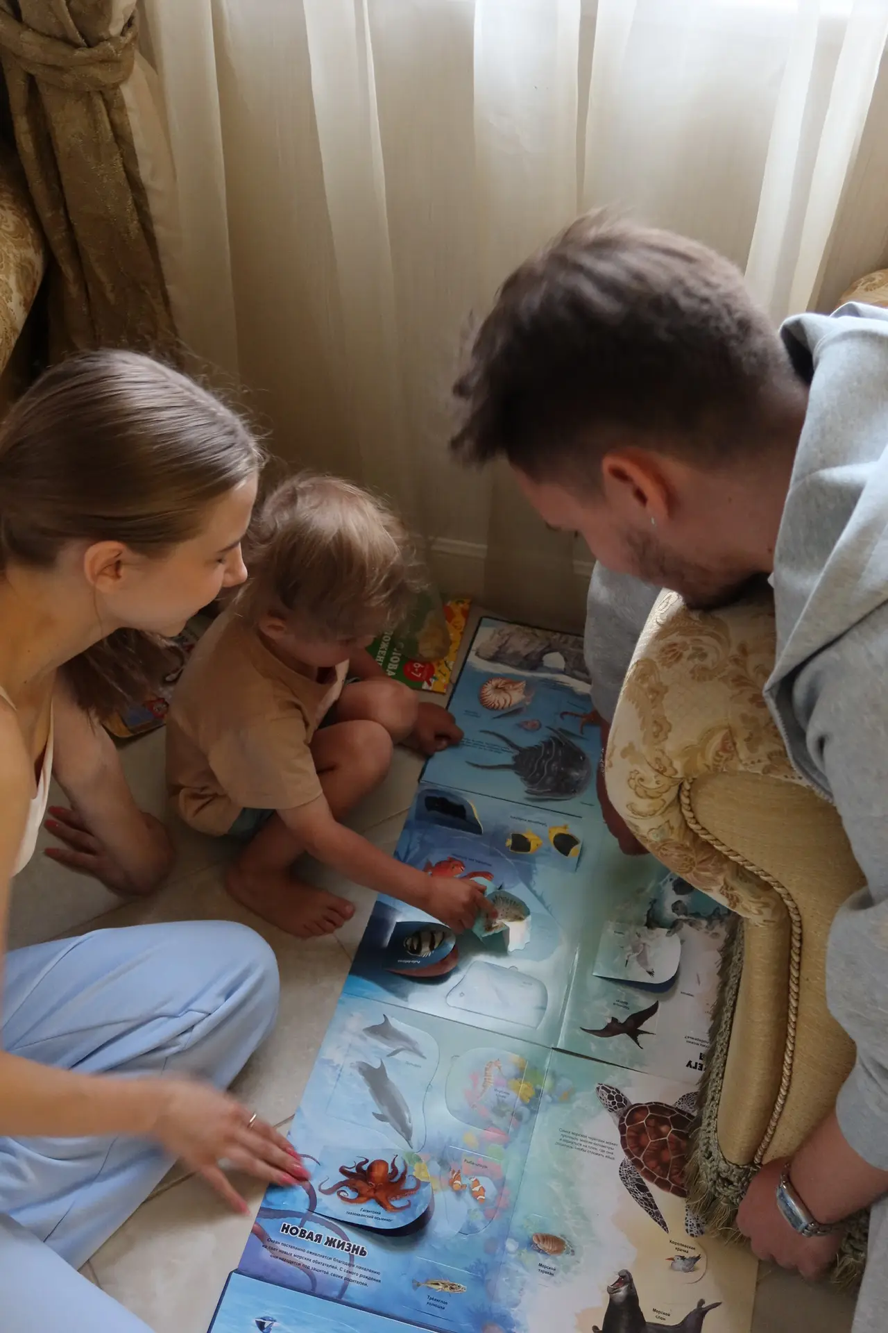 Счастье наблюдать, как старший ребенок играет с младшим🥰 Разница 18 лет