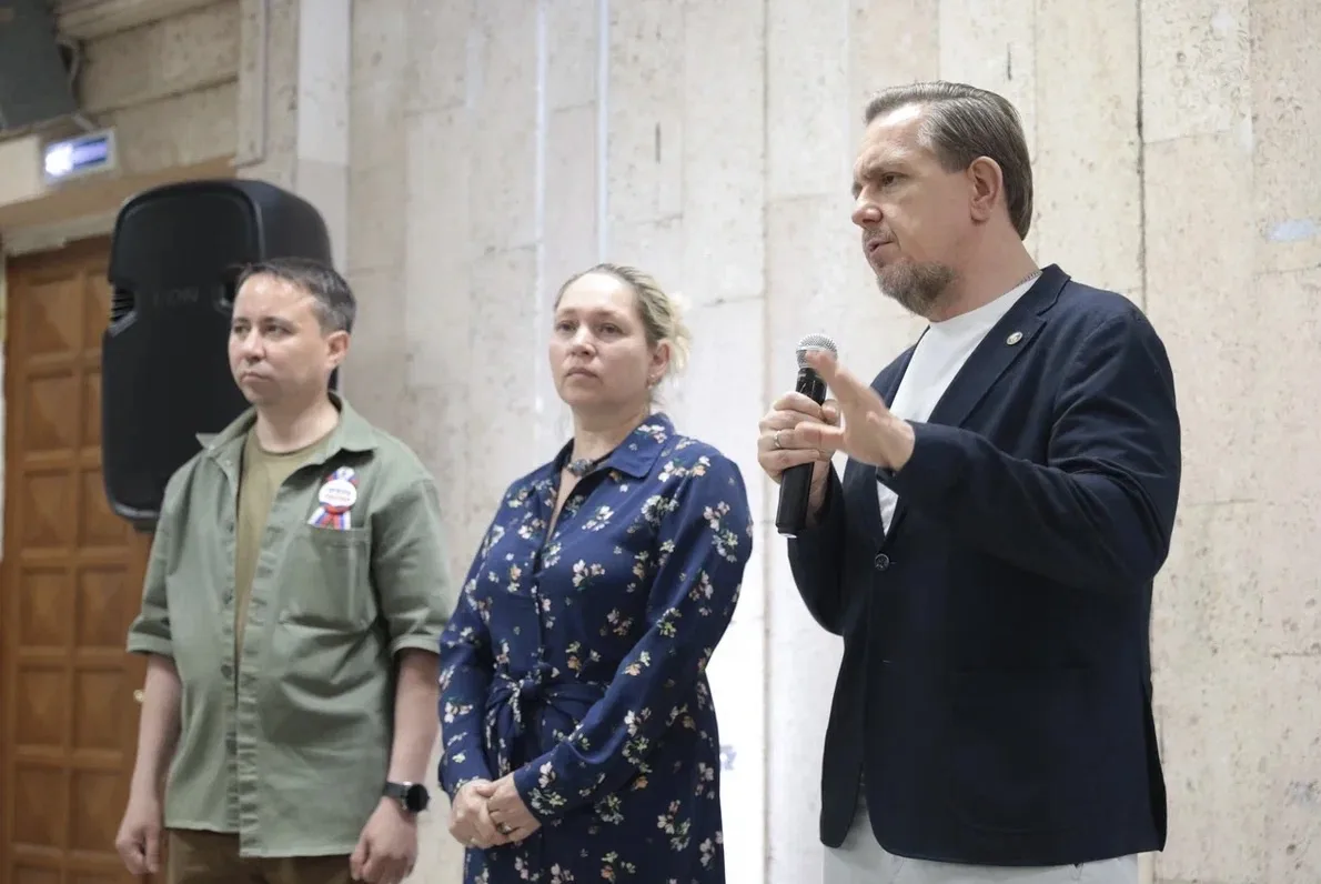 Выставка о тех, кто защищает Родину, открылась на севере столицы
 
В фойе театра «Без вывески» начал