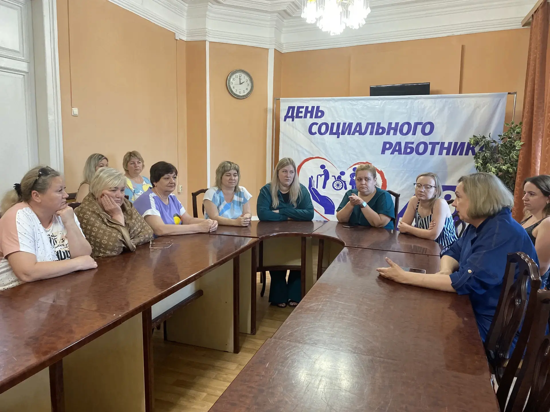 Депутат Саратовской областной Думы Светлана Медведева провела отчет перед гражданами в КЦСОН Вольско