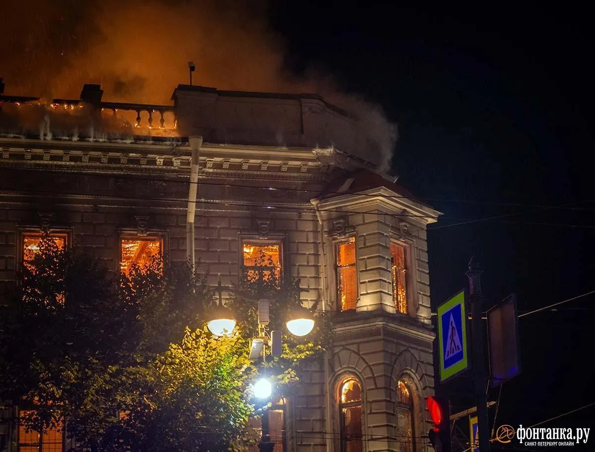 💔Вчера вечером в Санкт-Петербурге загорелся особняк Миллера