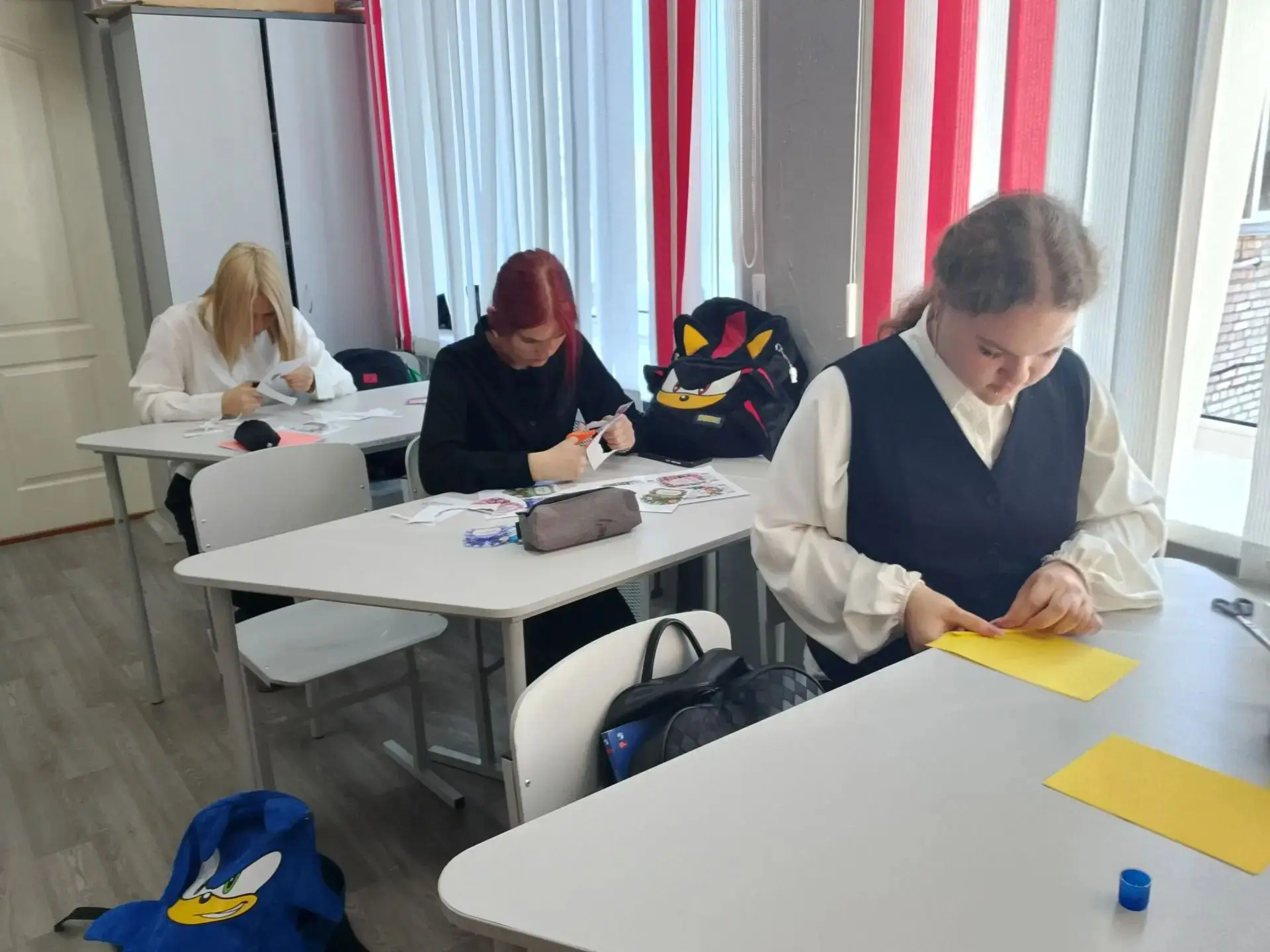 К предстоящим праздникам 1 октября, ученики школы были на мастер-классе "Подарочки свои...