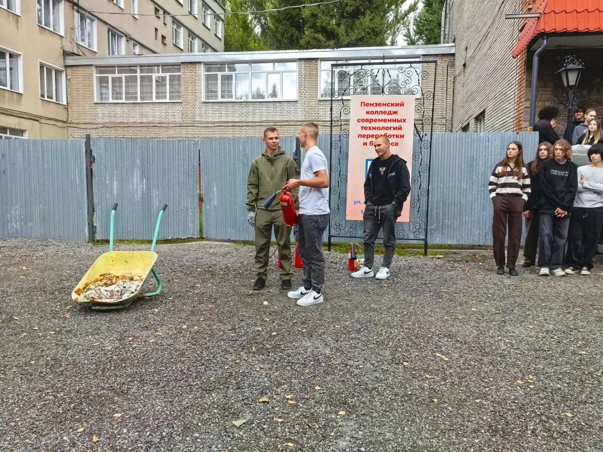 Безопасность — прежде всего: урок по основам пожаротушения прошёл в колледже