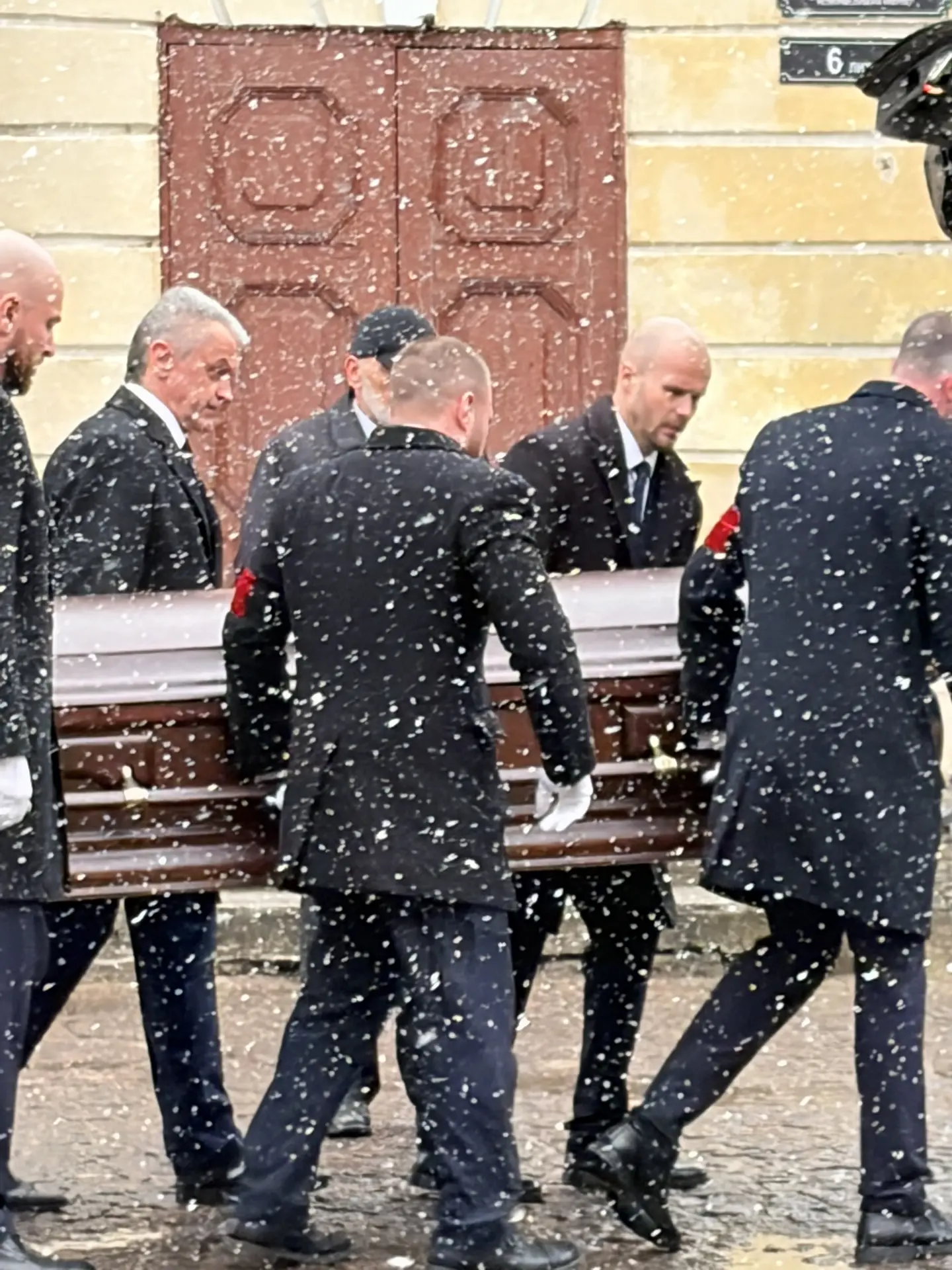 Петербург печальным снегом прощается с Сергеем Стадлером…
