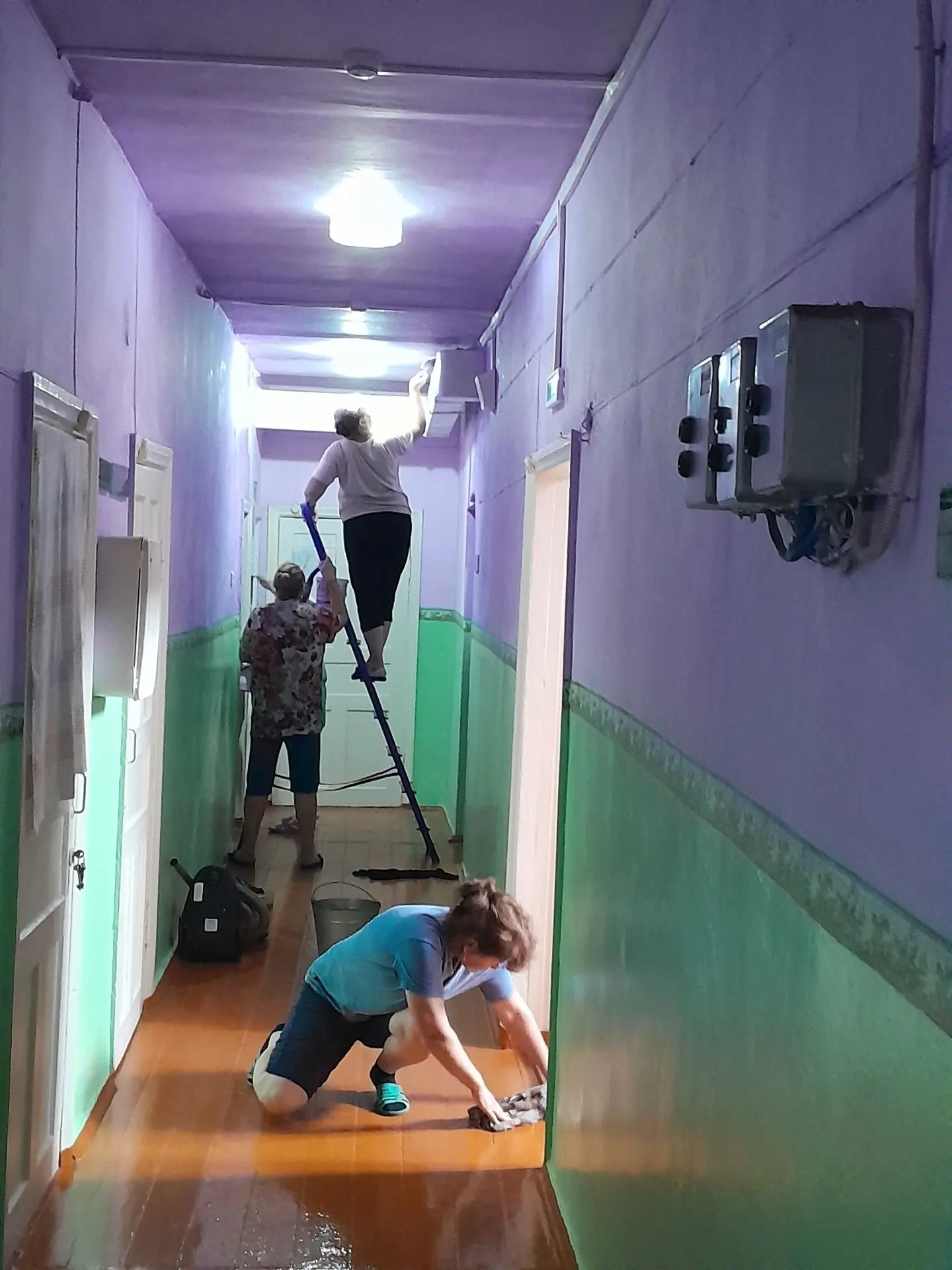 Ремонт в ДОУ продолжается...
 Наш дружный коллектив продолжает готовить детский сад к новому учебном