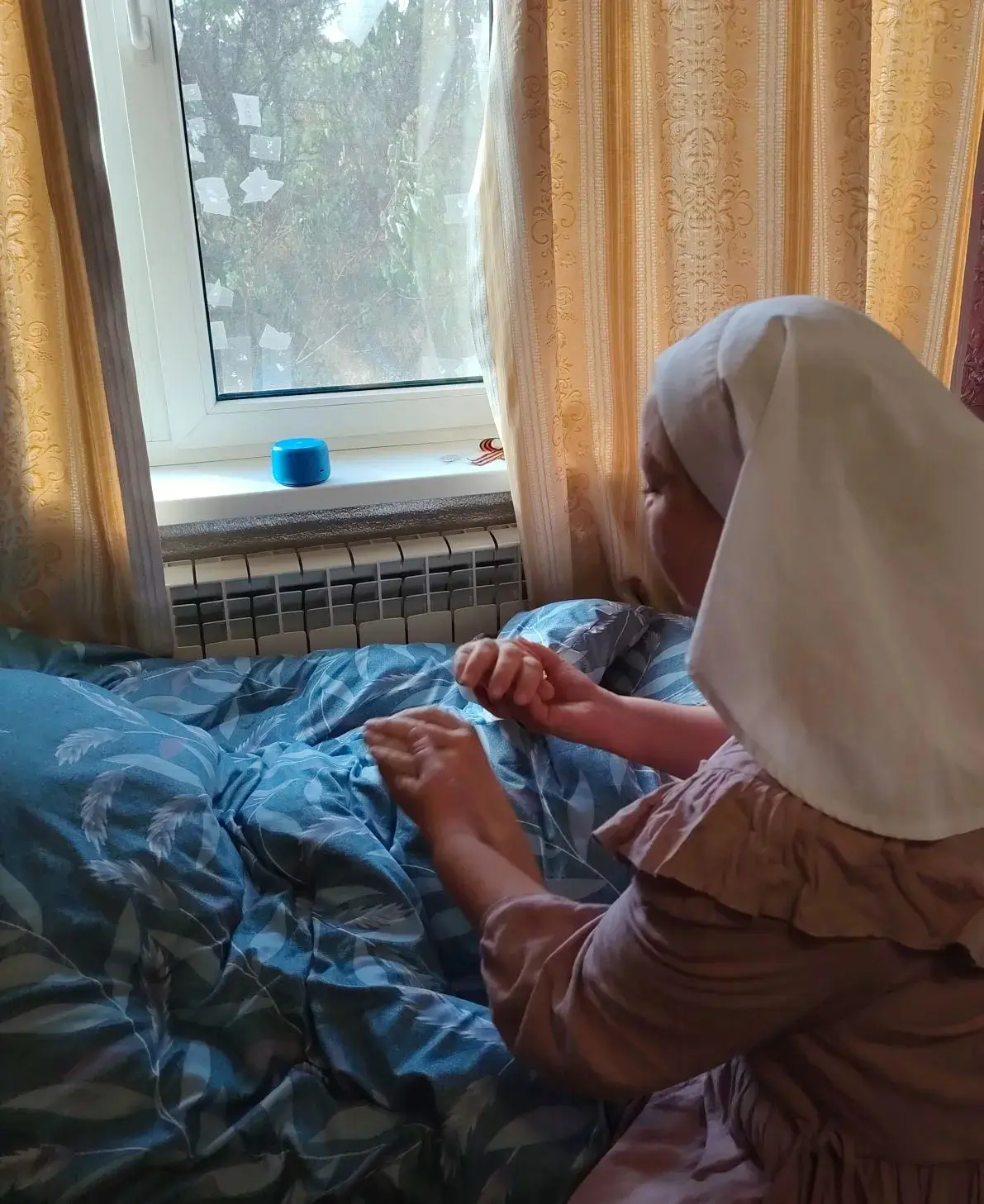 Колонка, включи "Отче наш"

Мы проходим мимо палаты, где Владимир Ананьевич разговаривает с "Алисой"