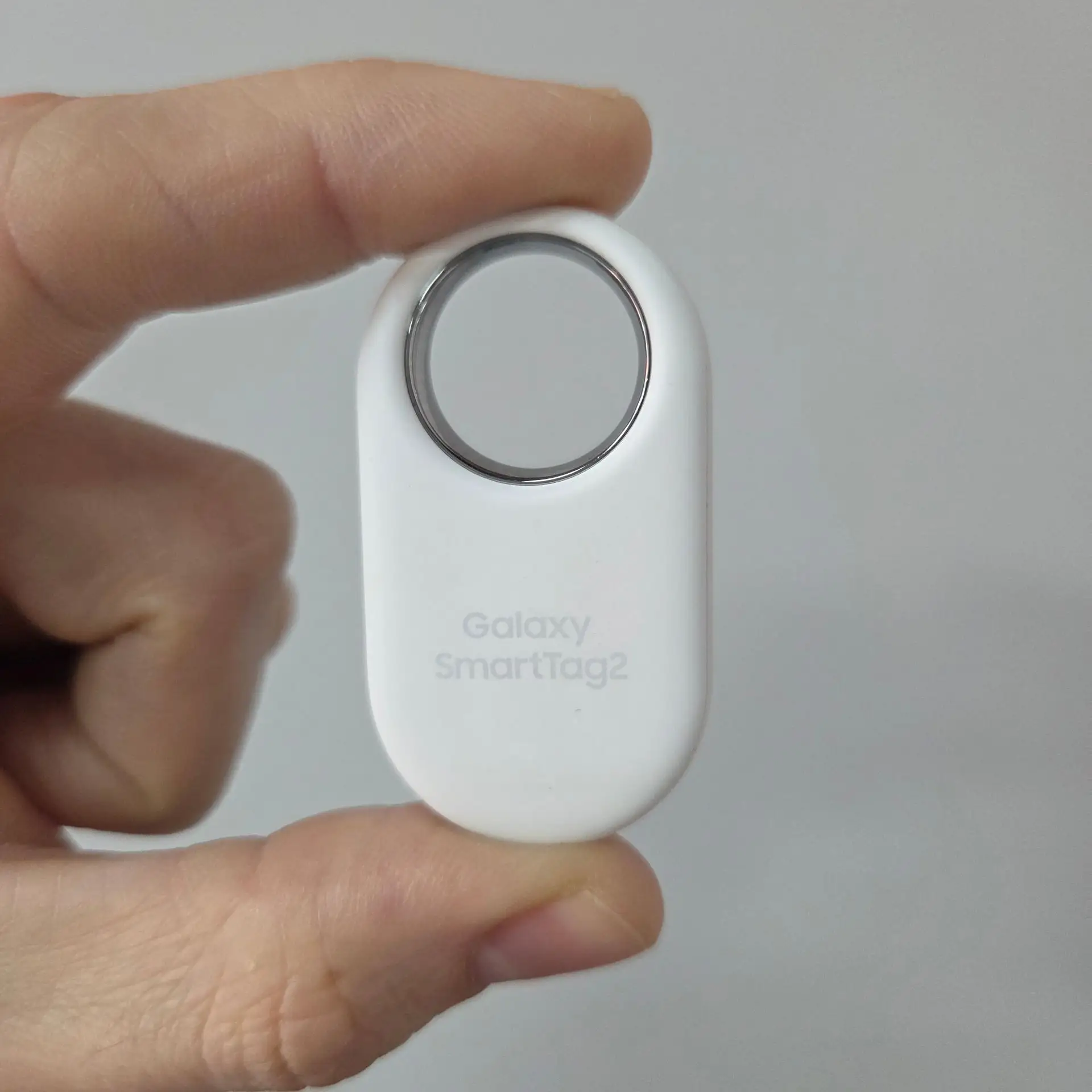 Samsung SmartTag 2 (EL-T5600) представляет собой компактную Bluetooth-метку для отслежи...