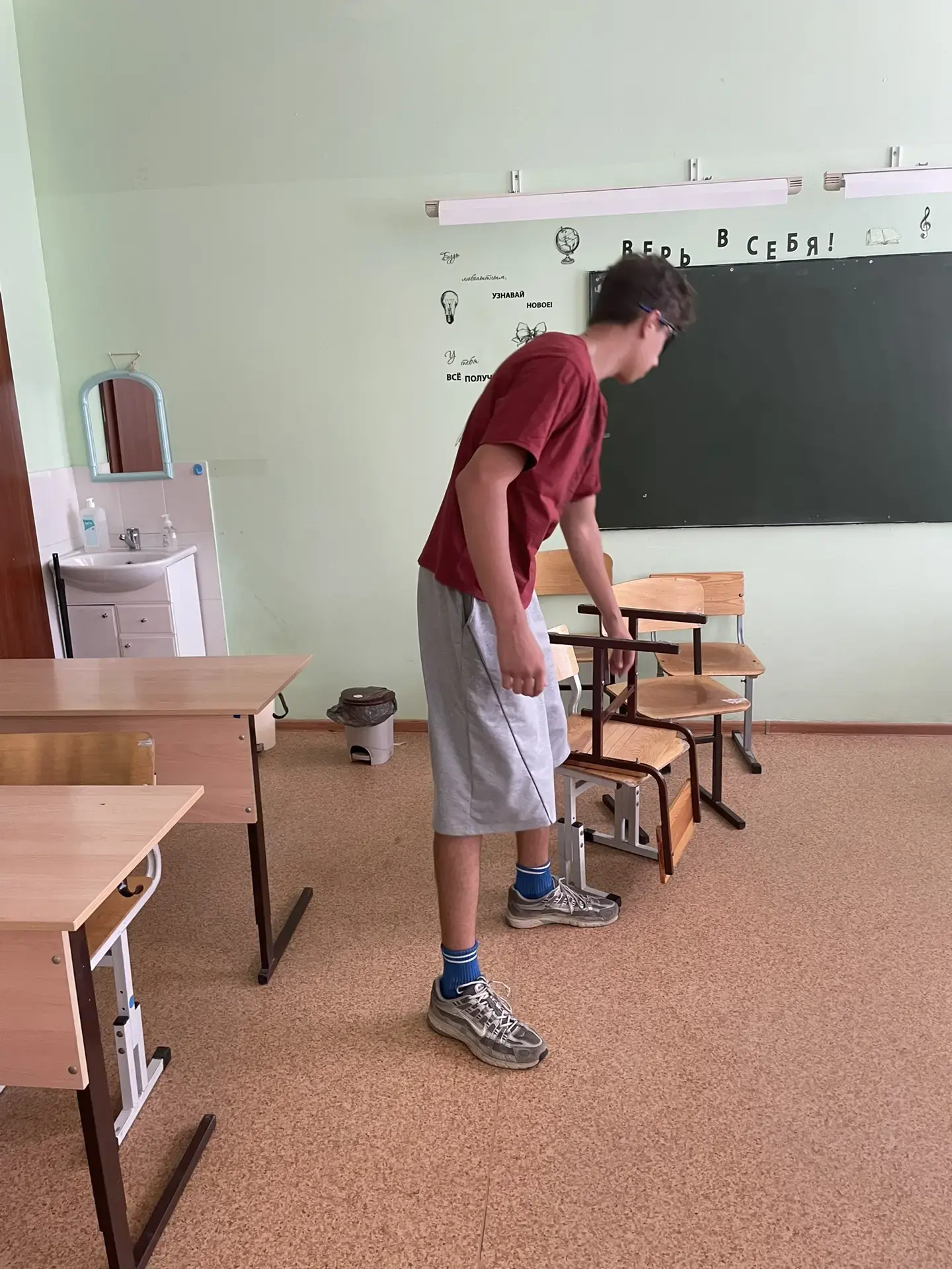 🎉 Ещё один трудовой день прошёл не зря! 🎉
Юноши 10-го класса сегодня взяли на себя «тяжелую артилл