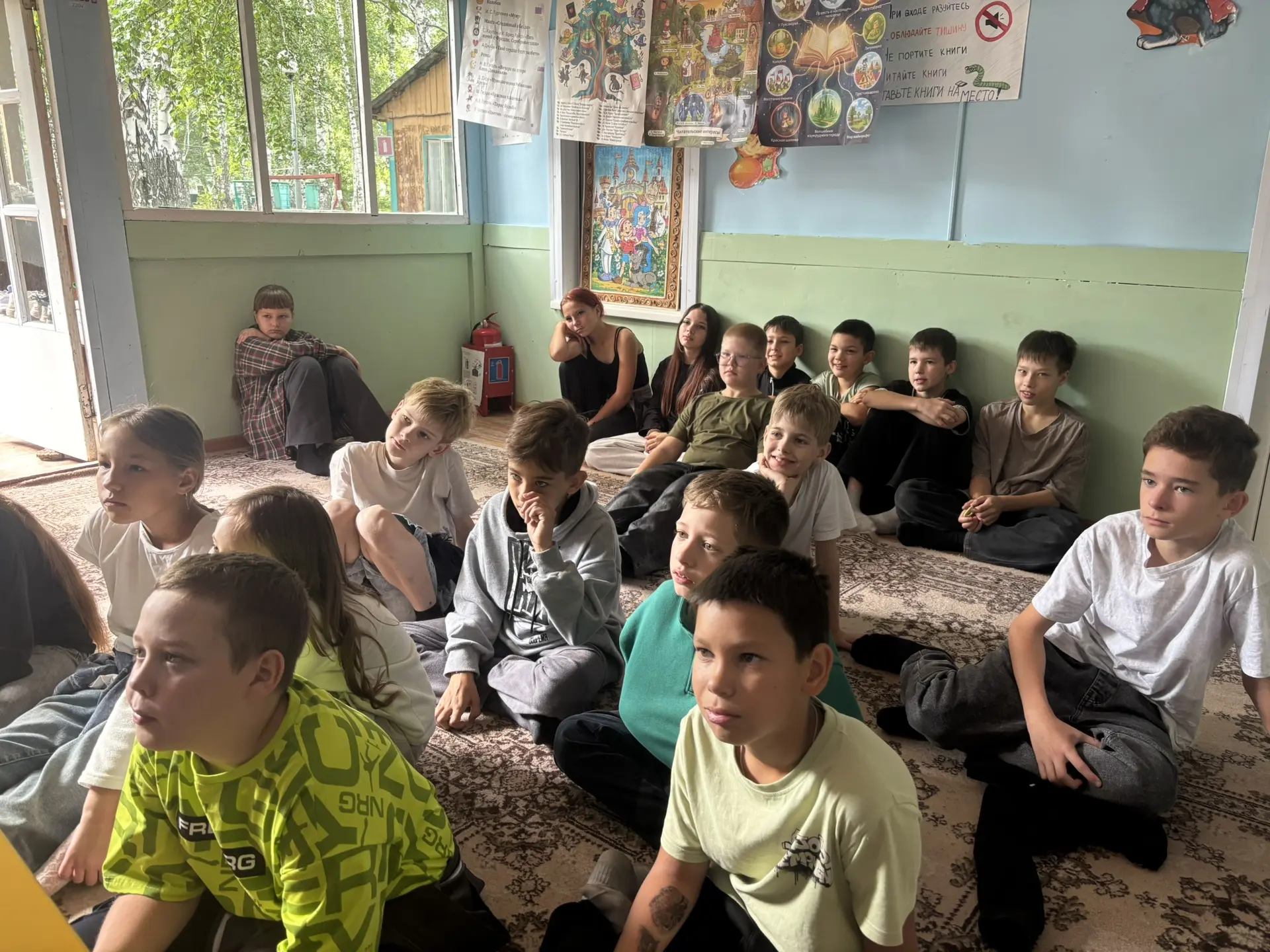 Где ещё можно встретить динозавра, как не в библиотеке? 😉

Море улыбок, раскрасок и познавательных 