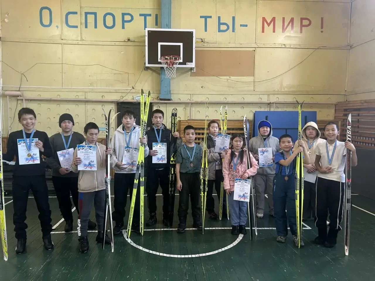 Кулун тутар 18 күнүгэр Н.И. Прокопьев аатынан Хатыы орто оскуолатыгар оскуола оҕолорун ...