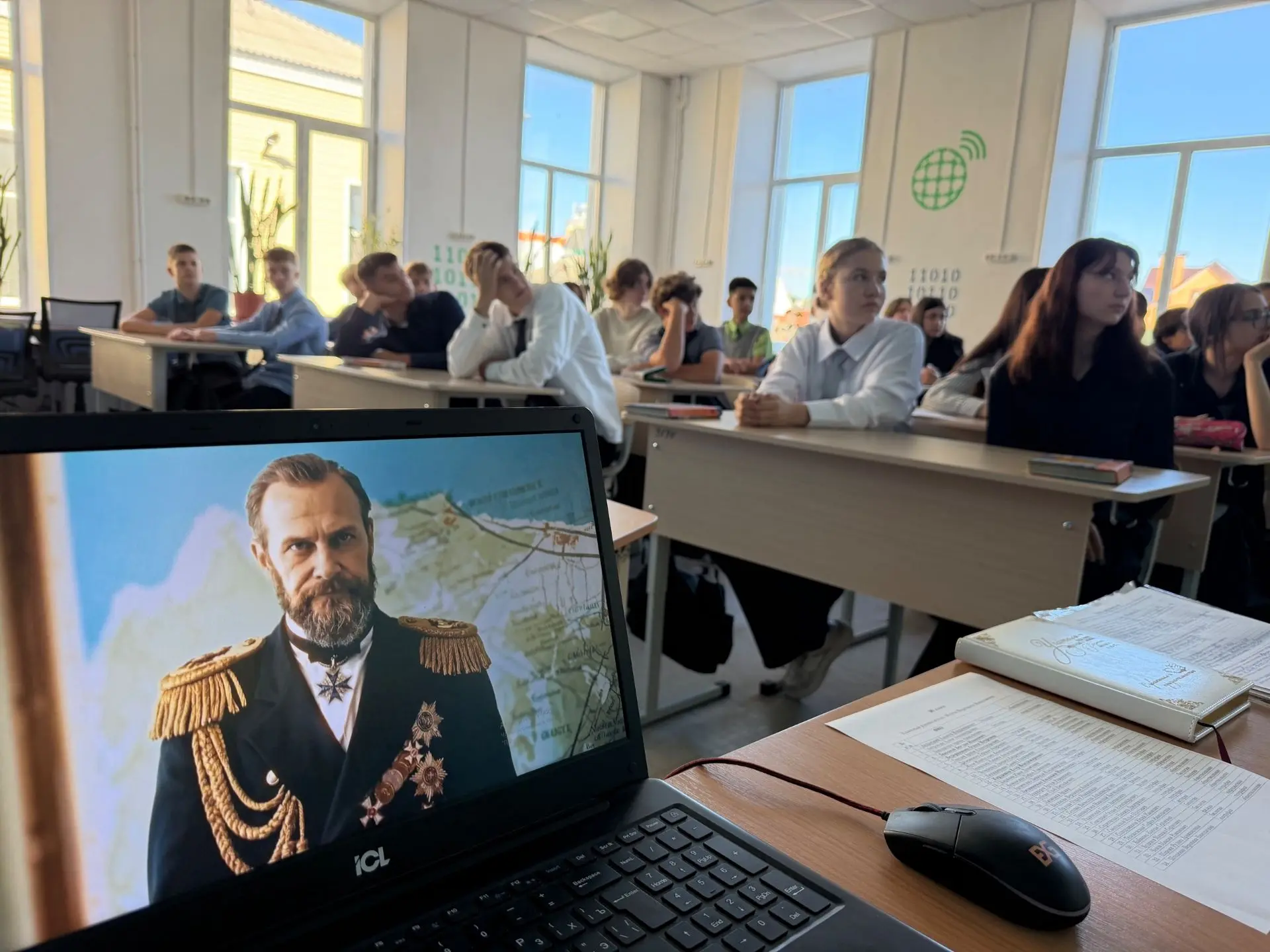 Сегодняшний понедельник для 9 «Б» класса начался с вдохновляющего разговора о труде, уп...