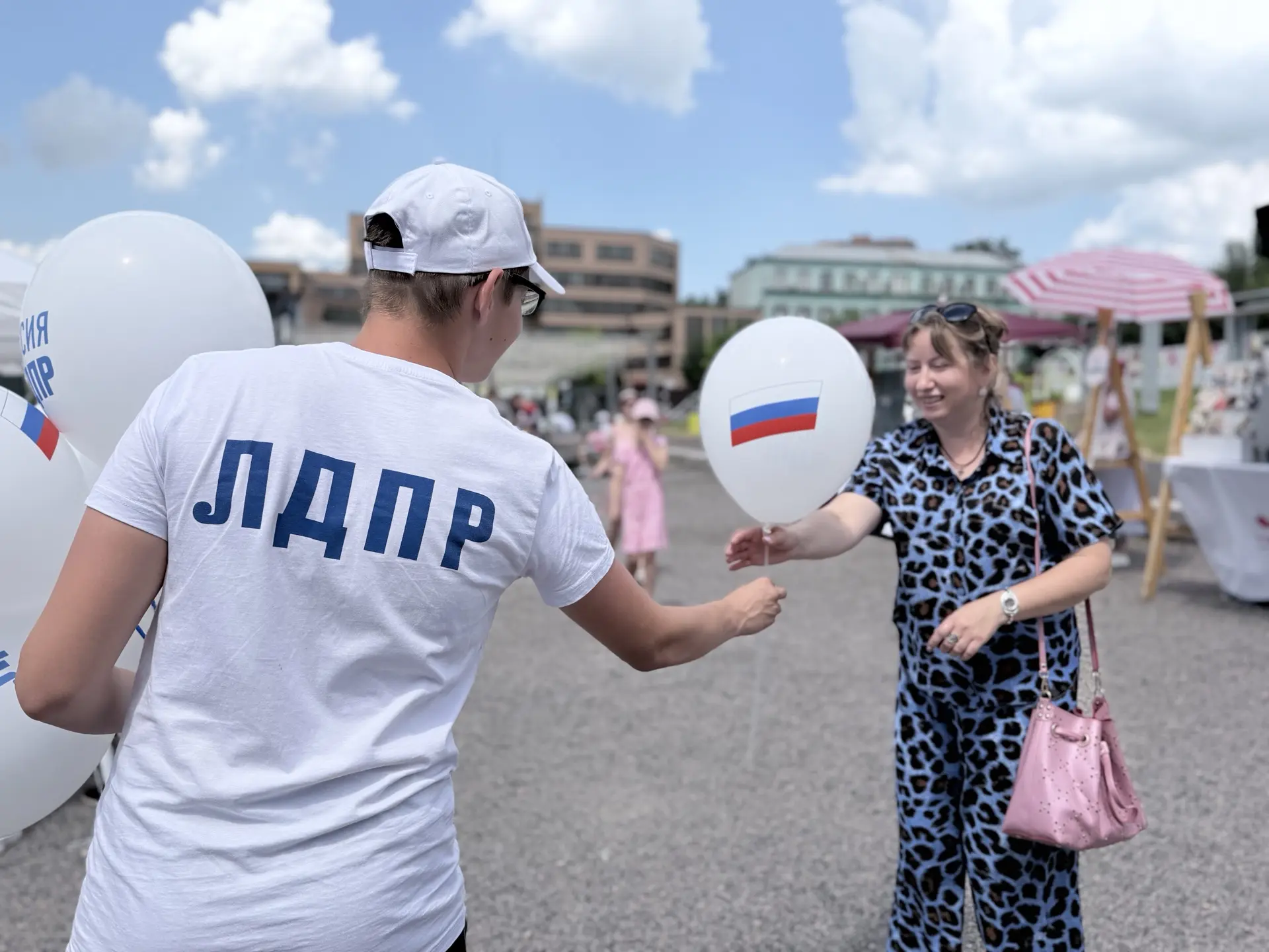 🎈 Партийцы на Полугоре поздравили курян с Днём России!