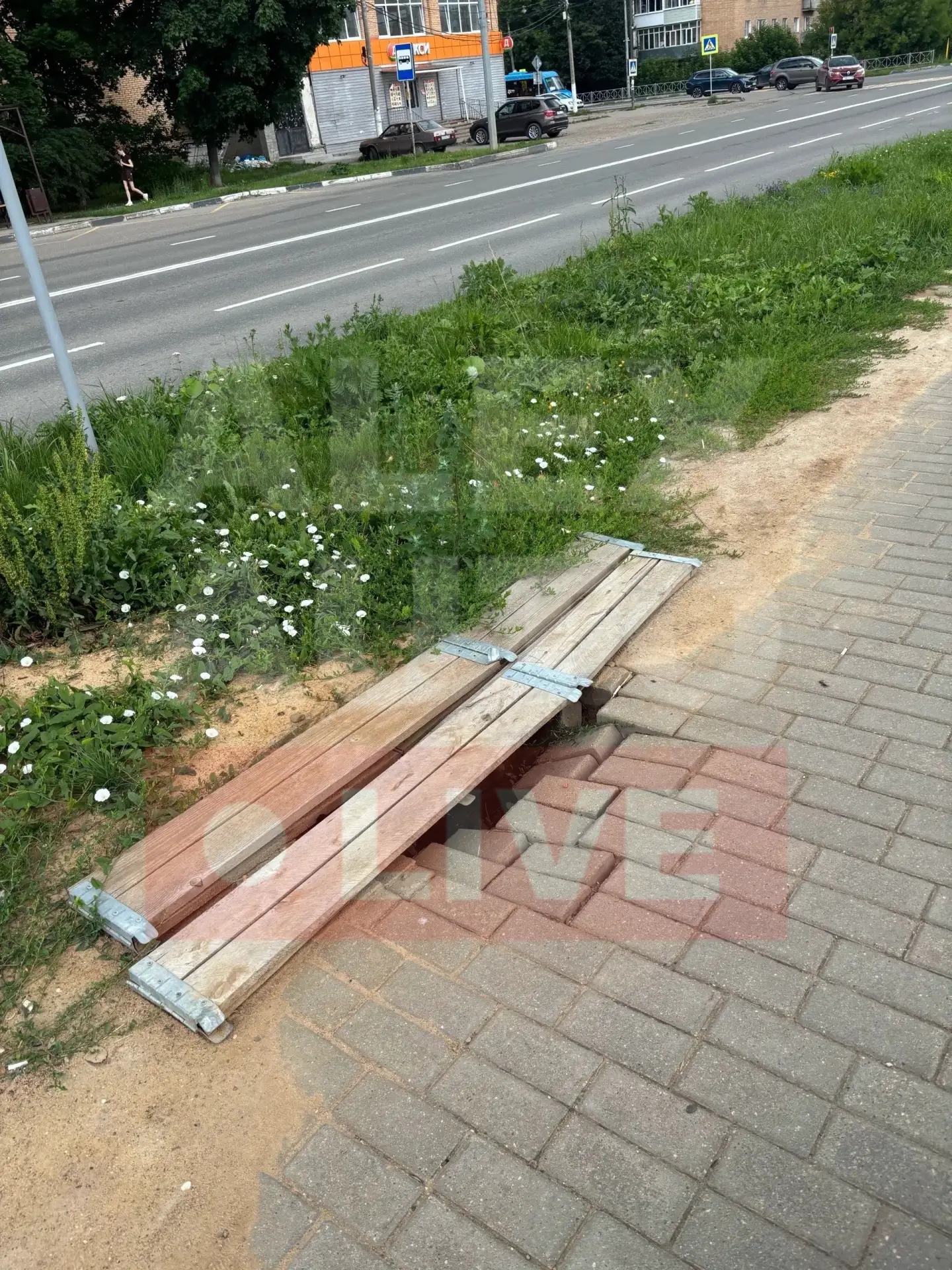 🛤️ Тротуары на Королёва: вместо ремонта — дощечки