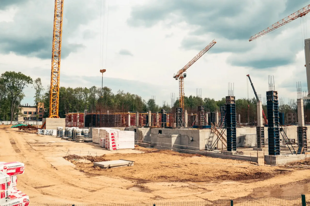 🏗 В Калуге продолжается строительство школы на Тайфуне  Сейчас завершается строительство нулевого ци