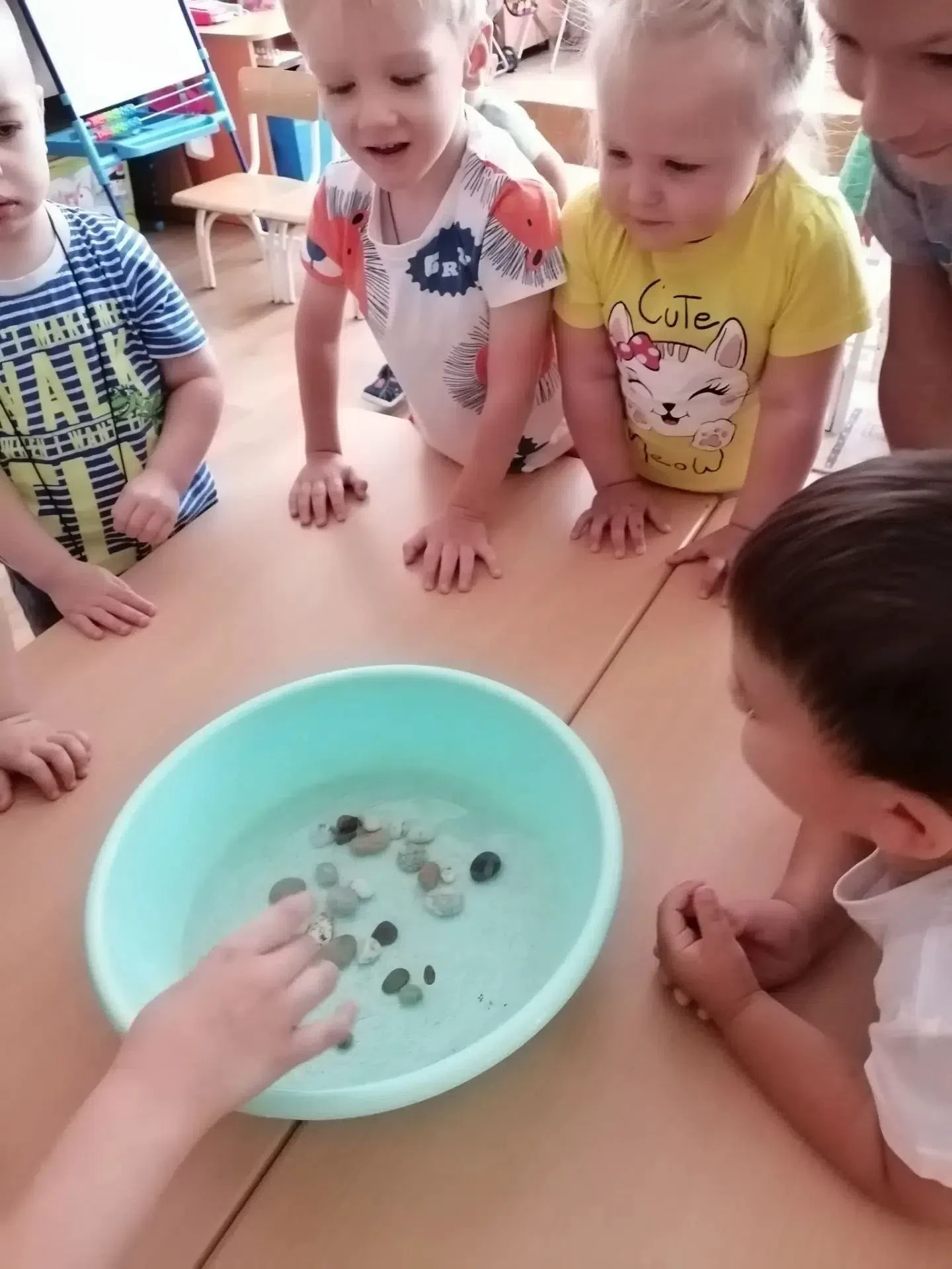 Мы с водой проводим опыт,
Слышен в группе тихий шепот.
В воду сахар опускаем —Растворился! Наблюдаем