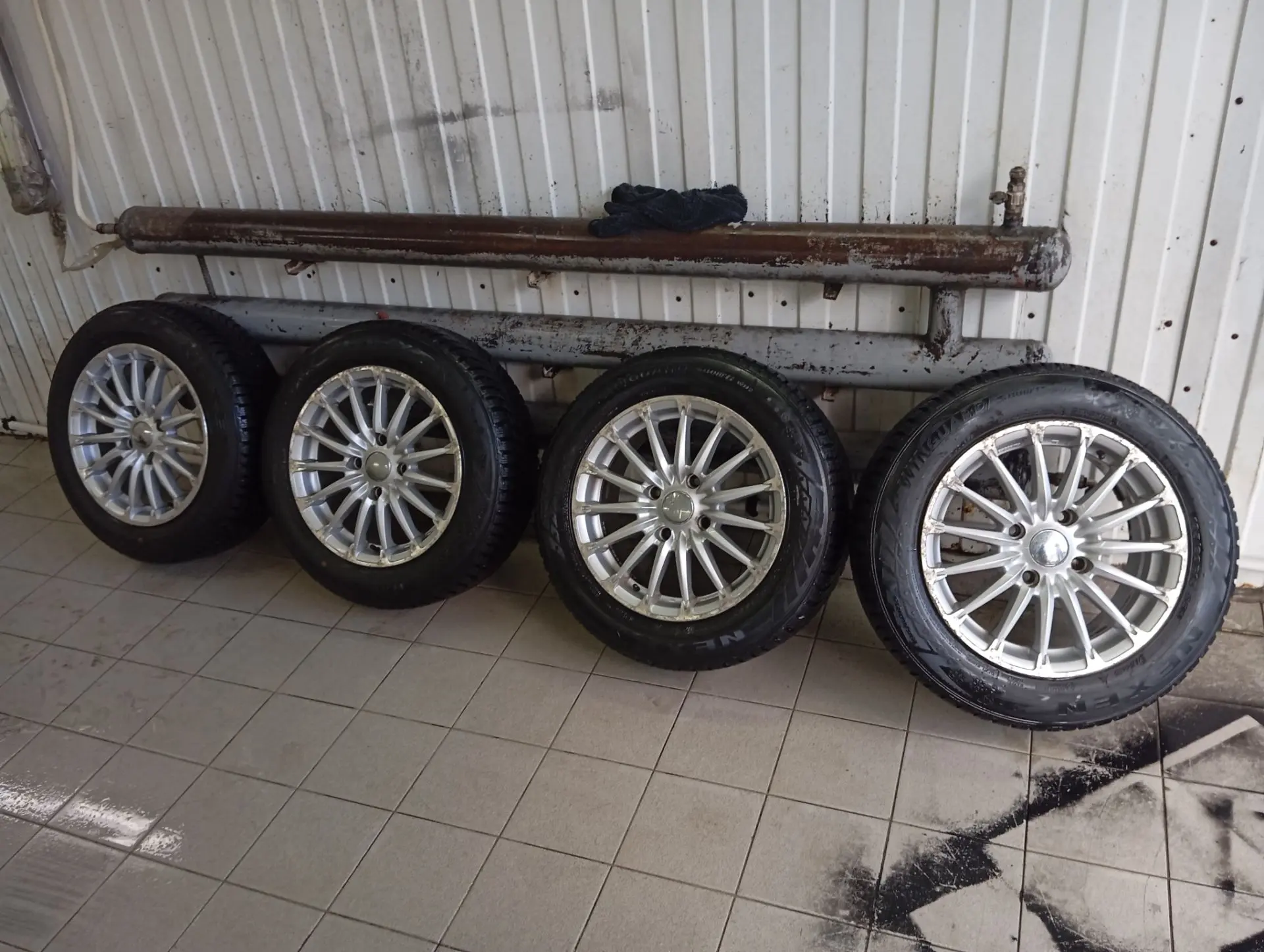 Продам комплект зимней резины R 15  195 60 на дисках. Диски производства Япония, резина...
