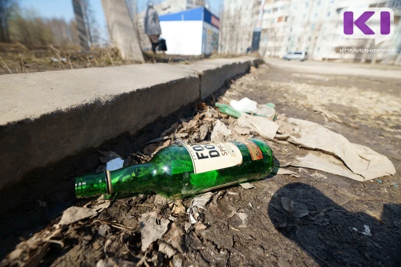 СЫКТЫВКАРЕЦ, БРОСАВШИЙ БУТЫЛКУ ИЗ-ПОД КОНЬЯКА В АДМИНИСТРАТИВНОЕ ЗДАНИЕ, ВЫСЛУШАЛ ПРИГОВОР
