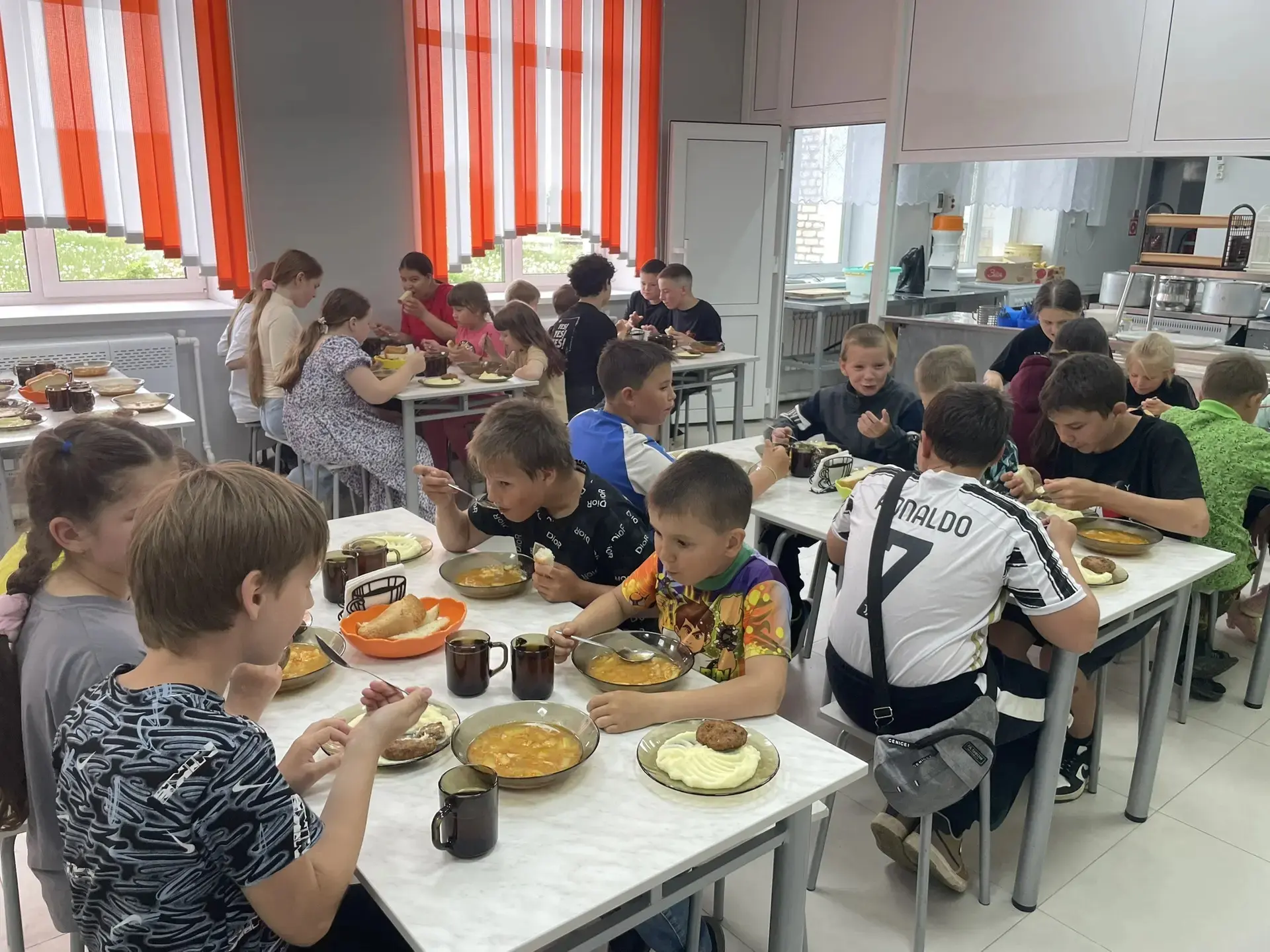 Залог отличного отдыха и звонкого детского смеха — это вкусная и здоровая еда! 🍏 Ребята в нашем при
