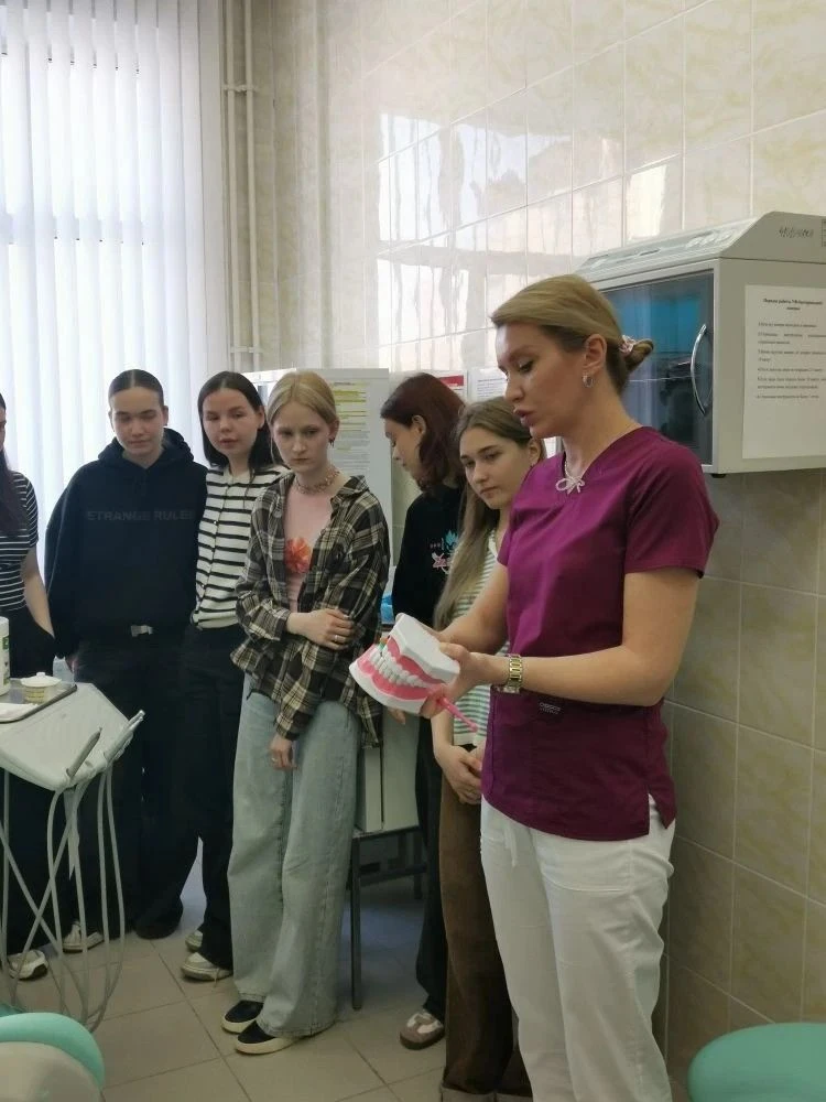 Урок, который заставил улыбнуться 👩‍⚕️🦷В рамках курса «Россия — мои горизонты» у десятиклассников пр