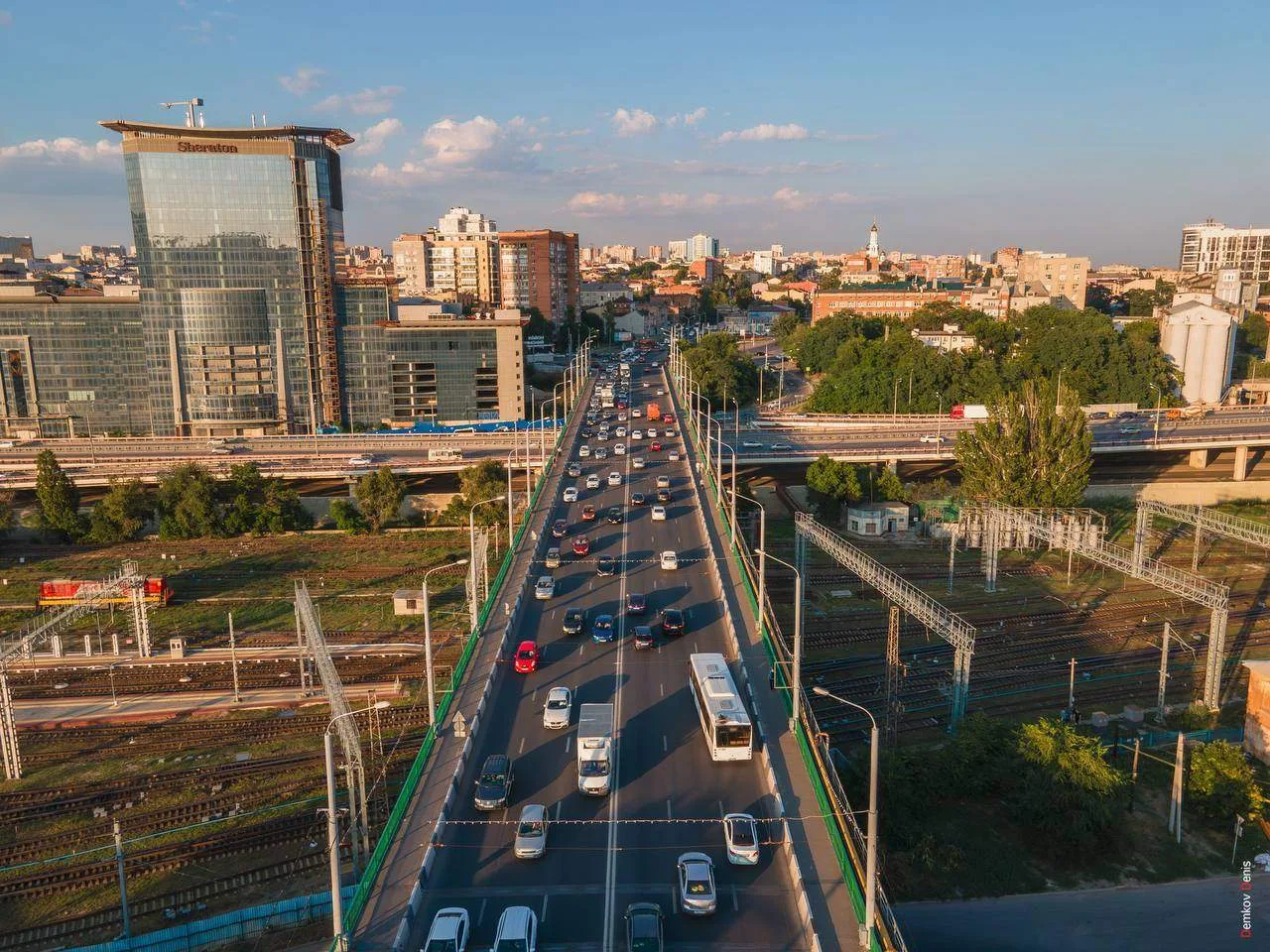 Мост Стачки в лучах закатного солнца ☀️

Именно там золотые лучи застигают ростовчан чарующе...

📸 
