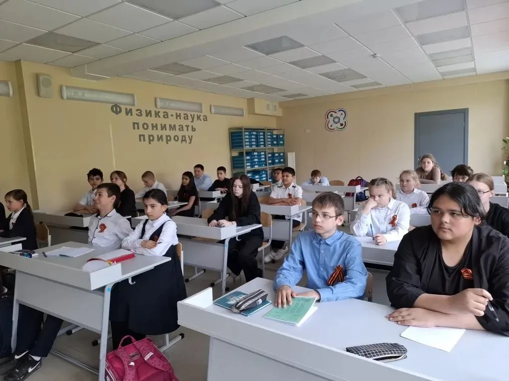 💡Вчера ребята погрузились в мир военно‑промышленного комплекса на занятии «Россия — мои горизонты»! 