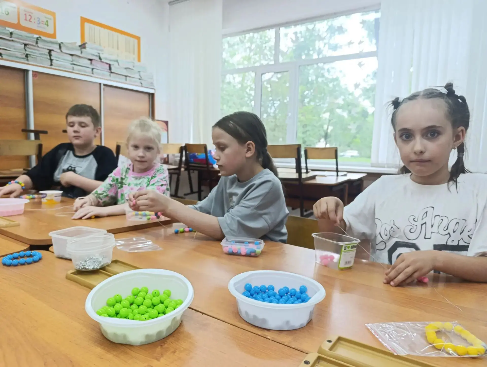 Несмотря на плохую погоду, наш школьный оздоровительный лагерь продолжает бодрую и активную  работу!