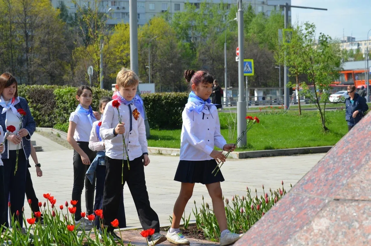 «КРАСНЫЕ ГВОЗДИКИ»🌺  Ученики нашей школы приняли участие в патриотической акции по возложению цветов