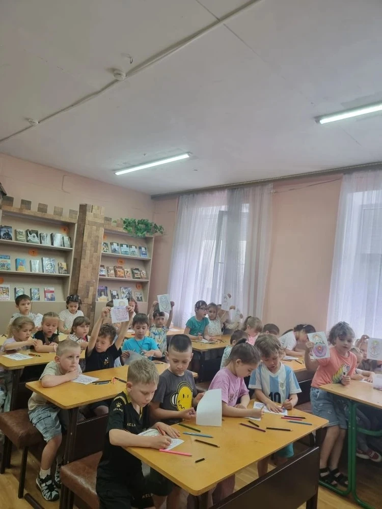 🇷🇺 С Днём России — вместе с книгой! 🇷🇺

Ребята  старших групп отправились в библиотеку на праздн