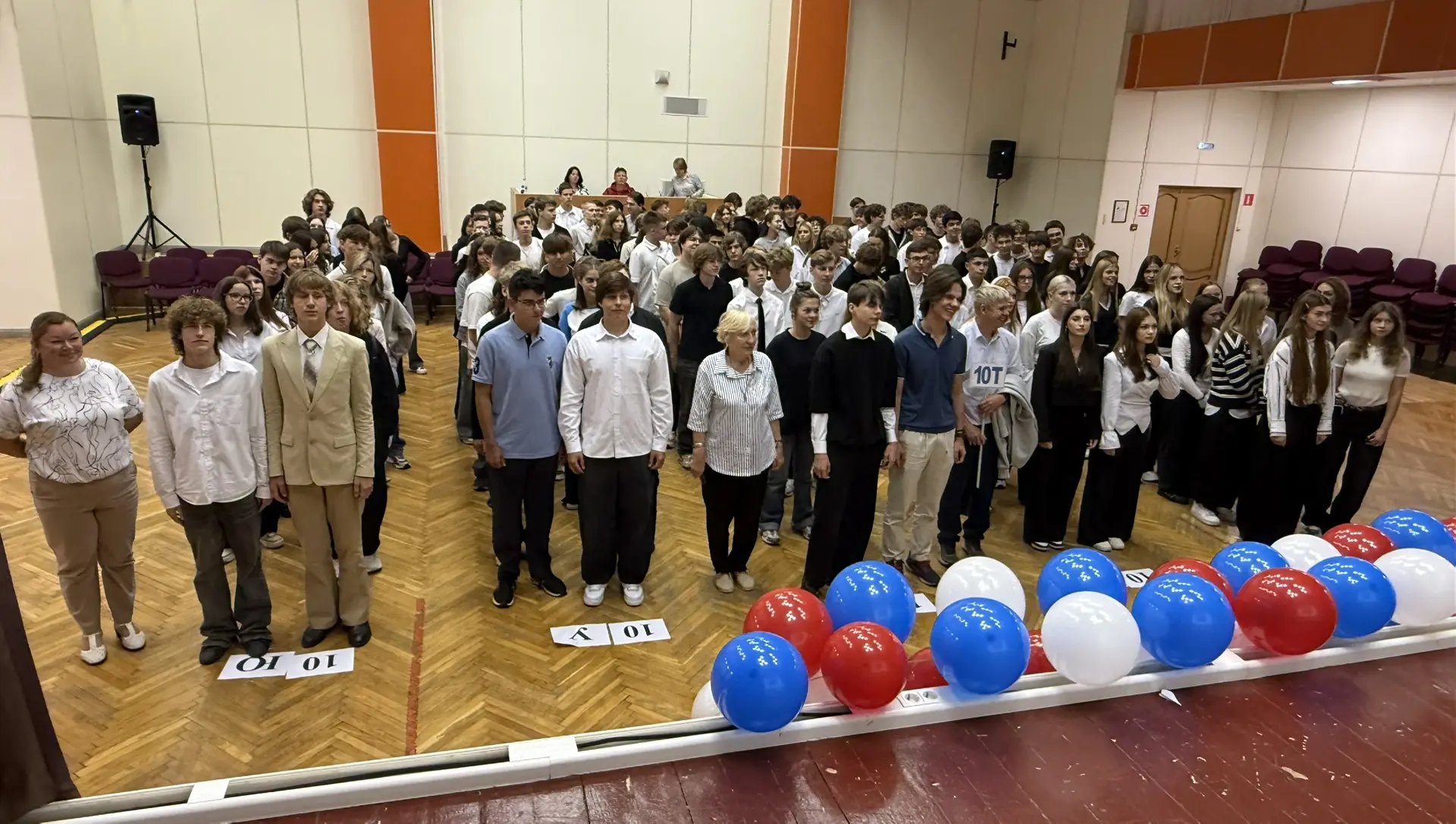 🔔 На финишной прямой: в нашей школе прошли торжественные линейки для 10 и 11 классов!