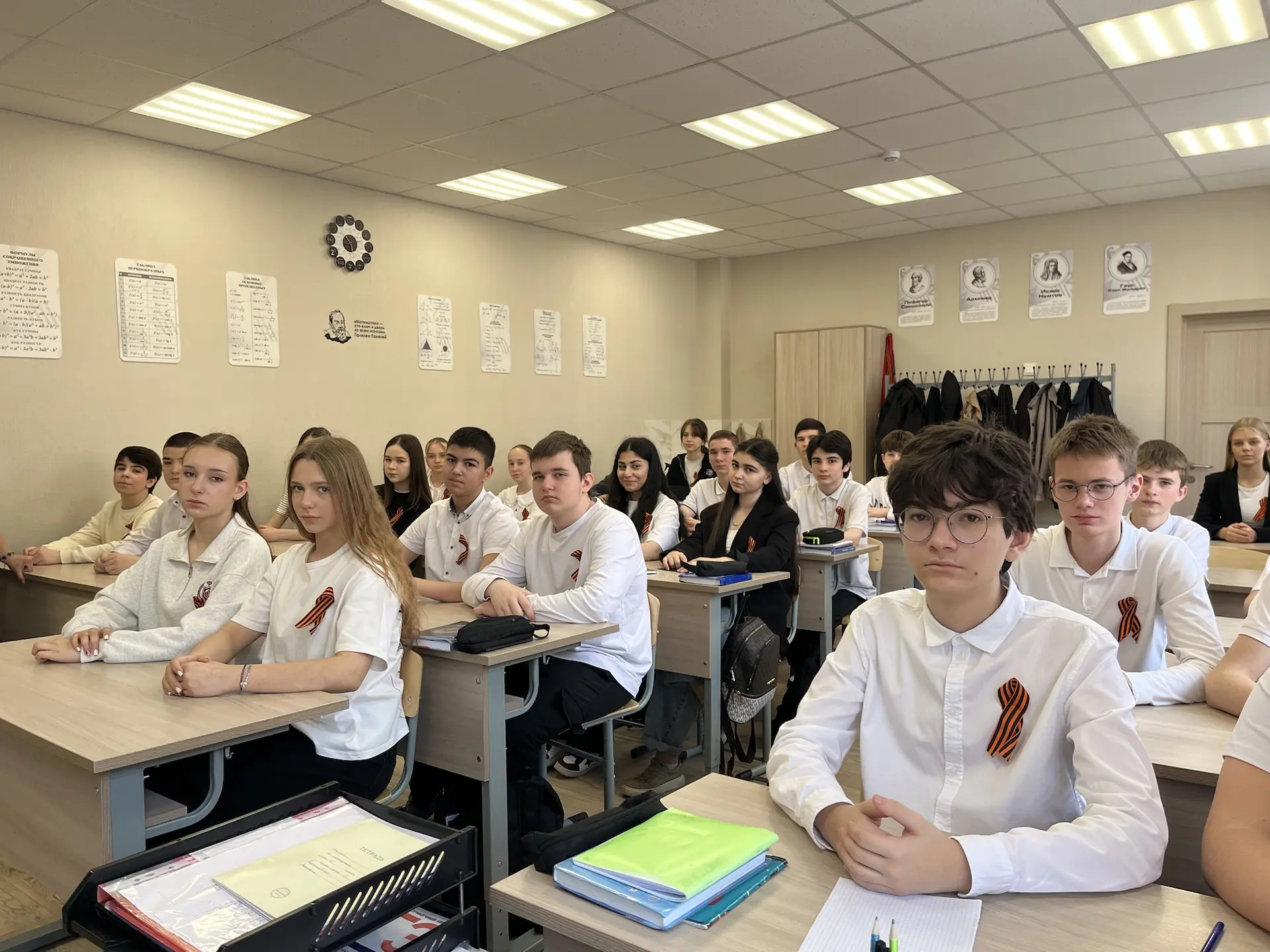 🇷🇺 В нашей школе продолжается акция "Георгиевская ленточка".  ❤️ Мы приглашаем всех желающих принять
