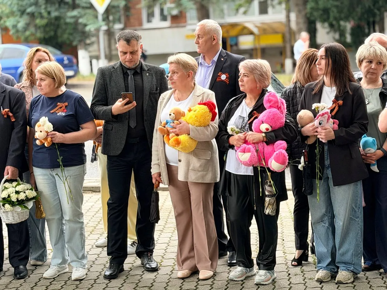 Сегодня день памяти детей-жертв войны в Донбассе 

К памятнику «Скорбящая мать» возложили цветы и иг