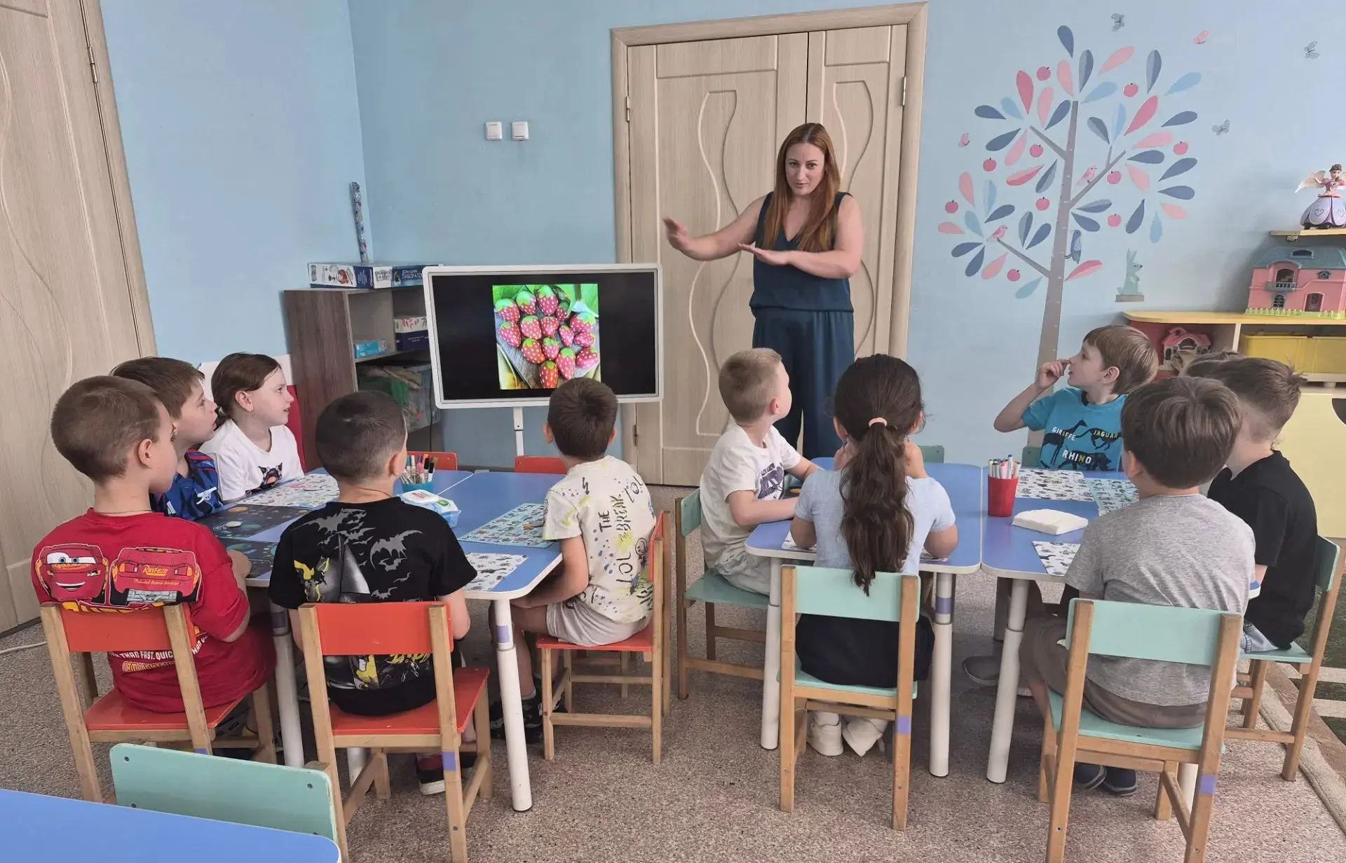 🌈🎨Сегодня в группах №3 и №4 (корпус 1) прошёл яркий и творческий день благодаря Юлии Юрьевне — мам
