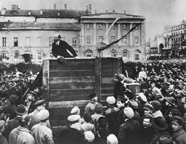 Ленин на митинге в Петрограде, 1917 год.