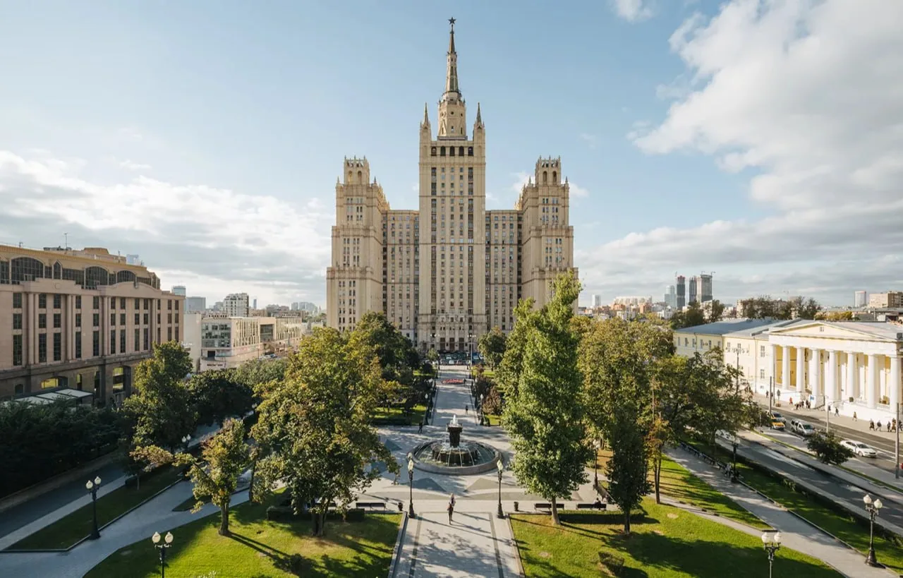 Сталинские высотки выходят из моды? 🧐