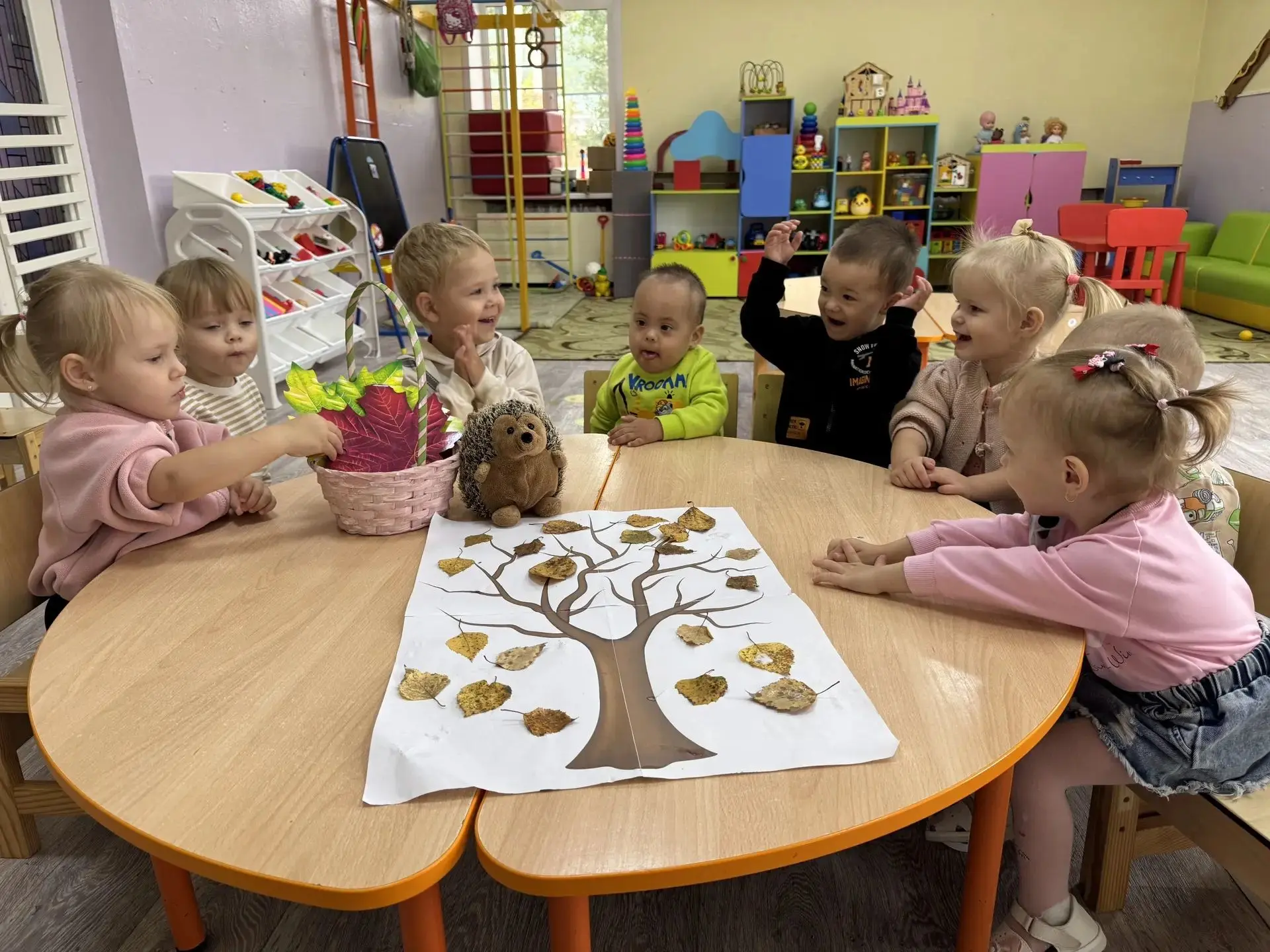 🍁 Осенний день в группе: аппликация «Вот какие у нас листики»! 🍁