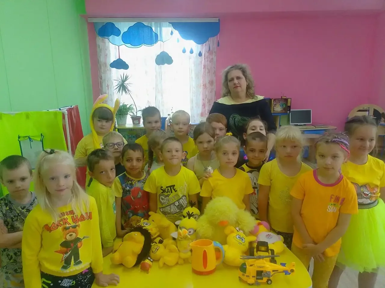 Сегодня в нашем  детском саду день жёлтого цвета. 💛
Наши воспитанники и сотрудники постарались подо