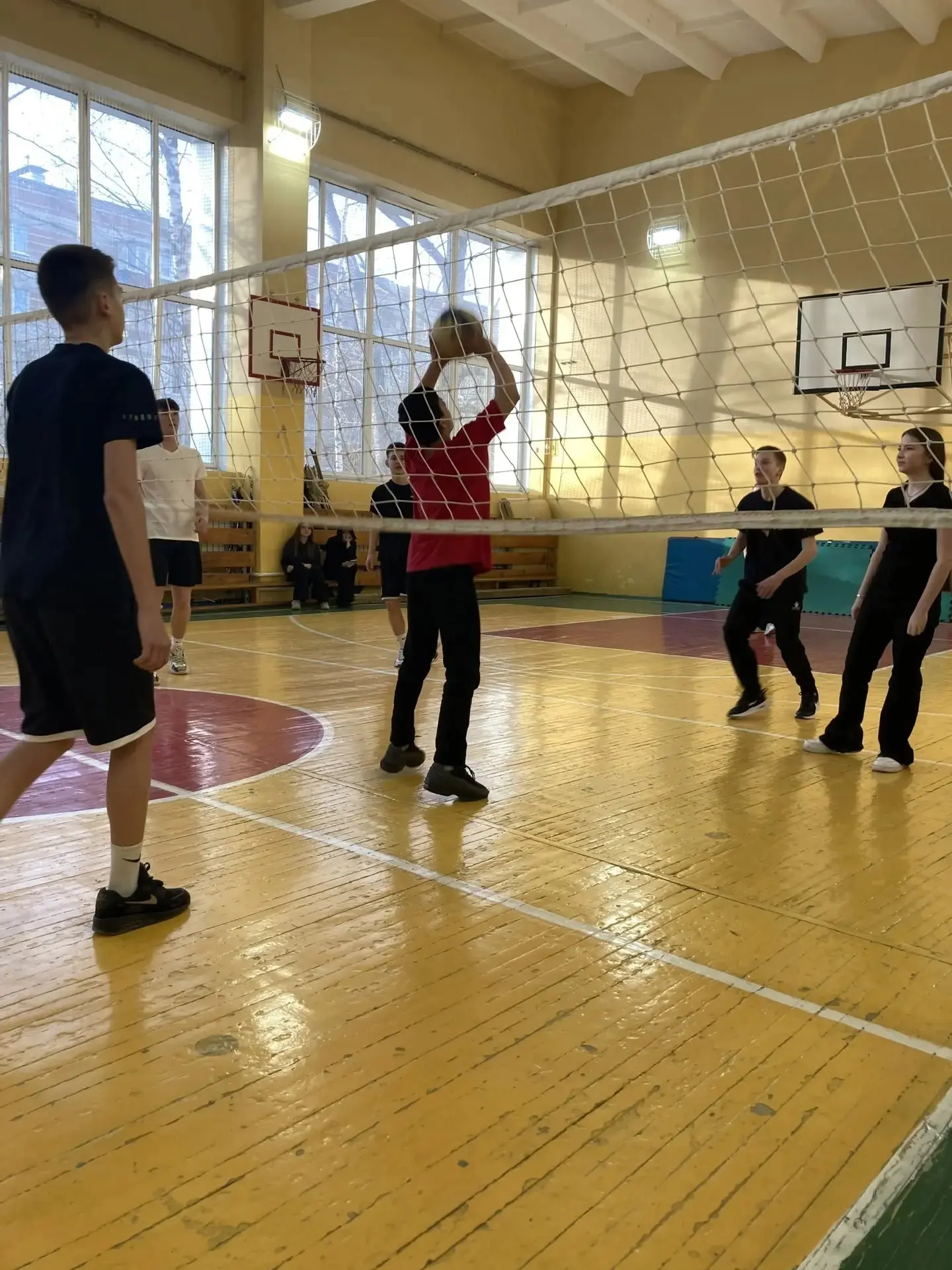 В духе соперничества и дружбы…  🏐 В нашей школе в преддверии Всемирного дня здоровья  проходит  турн